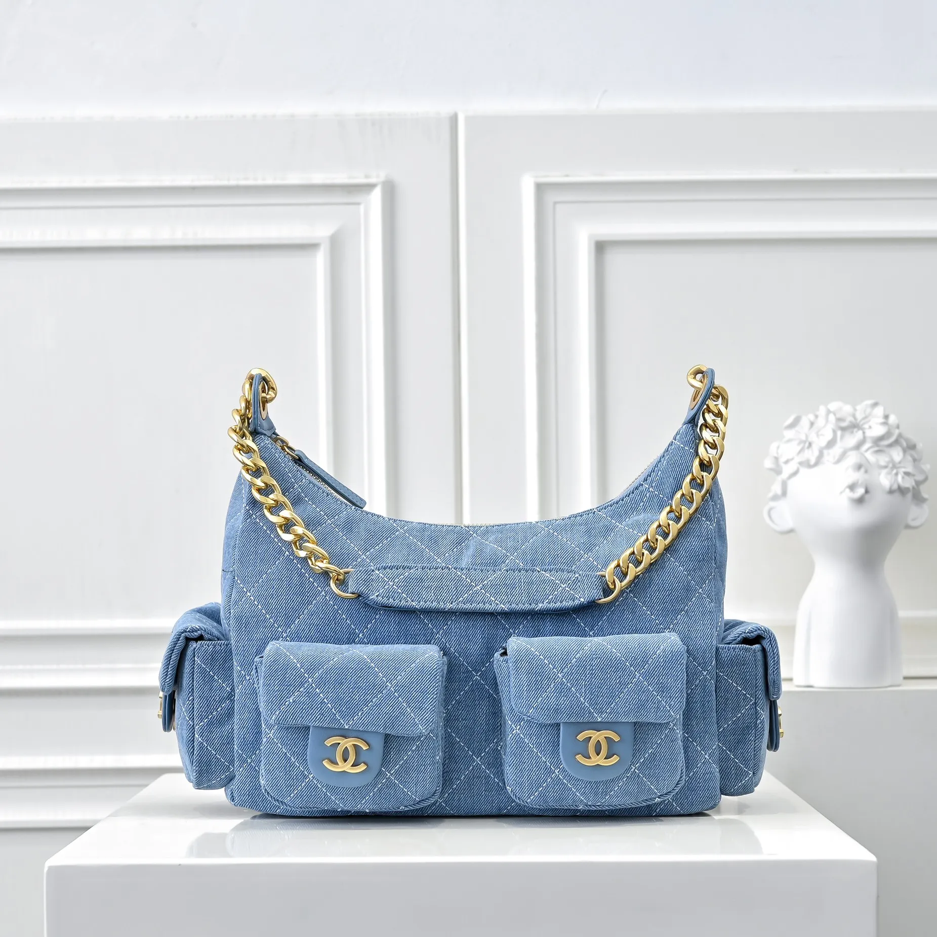 💰480￥The new CHANEL25C bag is really unexpectedly light and good-looking in person. It has four slip pockets that make the whole bag full of energy. But the upper body of the bag has no weight. It is a bag that can be carried on the back and go out. The hardware is old and looks super high-quality! ! The capacity is also huge, 🉑️ can accommodate large mobile phones, ink marks 🕶️, etc... It’s not small at all. It’s really, really recommended for daily use or taking photos of concave shapes! Size: 32x27cm, style number: 1220