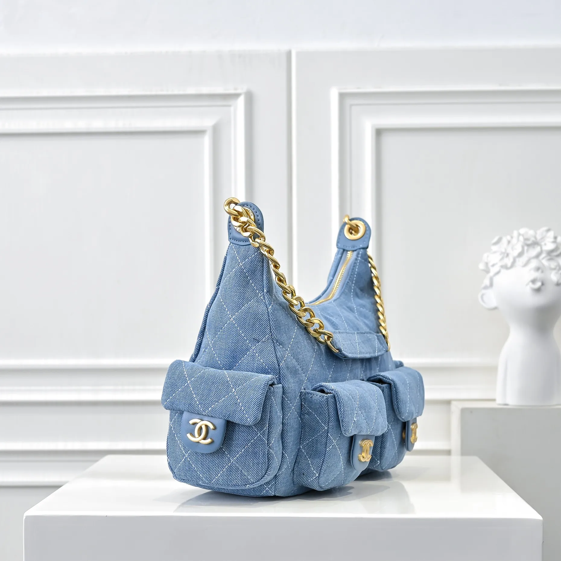 💰480￥The new CHANEL25C bag is really unexpectedly light and good-looking in person. It has four slip pockets that make the whole bag full of energy. But the upper body of the bag has no weight. It is a bag that can be carried on the back and go out. The hardware is old and looks super high-quality! ! The capacity is also huge, 🉑️ can accommodate large mobile phones, ink marks 🕶️, etc... It’s not small at all. It’s really, really recommended for daily use or taking photos of concave shapes! Size: 32x27cm, style number: 1220