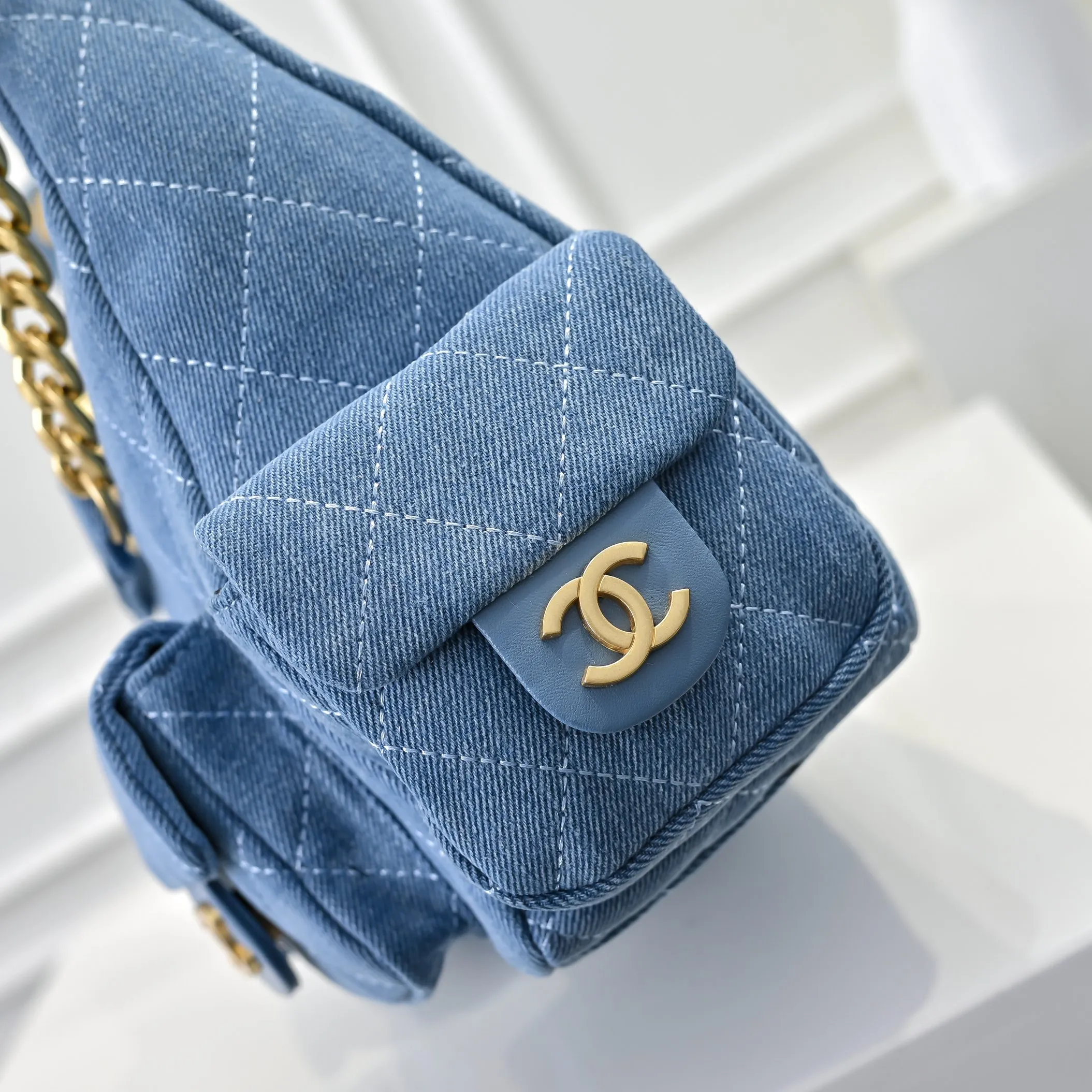 💰480￥The new CHANEL25C bag is really unexpectedly light and good-looking in person. It has four slip pockets that make the whole bag full of energy. But the upper body of the bag has no weight. It is a bag that can be carried on the back and go out. The hardware is old and looks super high-quality! ! The capacity is also huge, 🉑️ can accommodate large mobile phones, ink marks 🕶️, etc... It’s not small at all. It’s really, really recommended for daily use or taking photos of concave shapes! Size: 32x27cm, style number: 1220