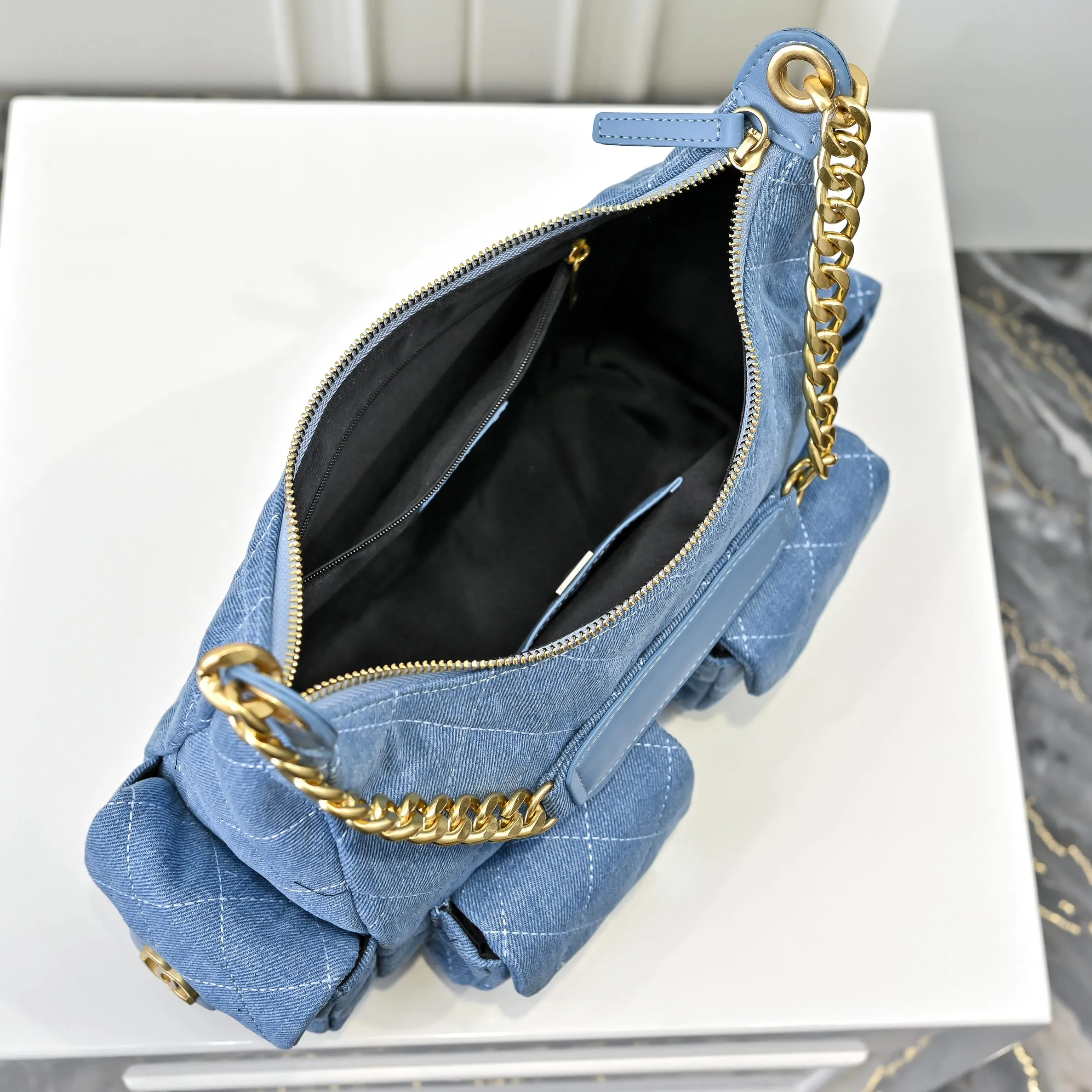 💰480￥The new CHANEL25C bag is really unexpectedly light and good-looking in person. It has four slip pockets that make the whole bag full of energy. But the upper body of the bag has no weight. It is a bag that can be carried on the back and go out. The hardware is old and looks super high-quality! ! The capacity is also huge, 🉑️ can accommodate large mobile phones, ink marks 🕶️, etc... It’s not small at all. It’s really, really recommended for daily use or taking photos of concave shapes! Size: 32x27cm, style number: 1220