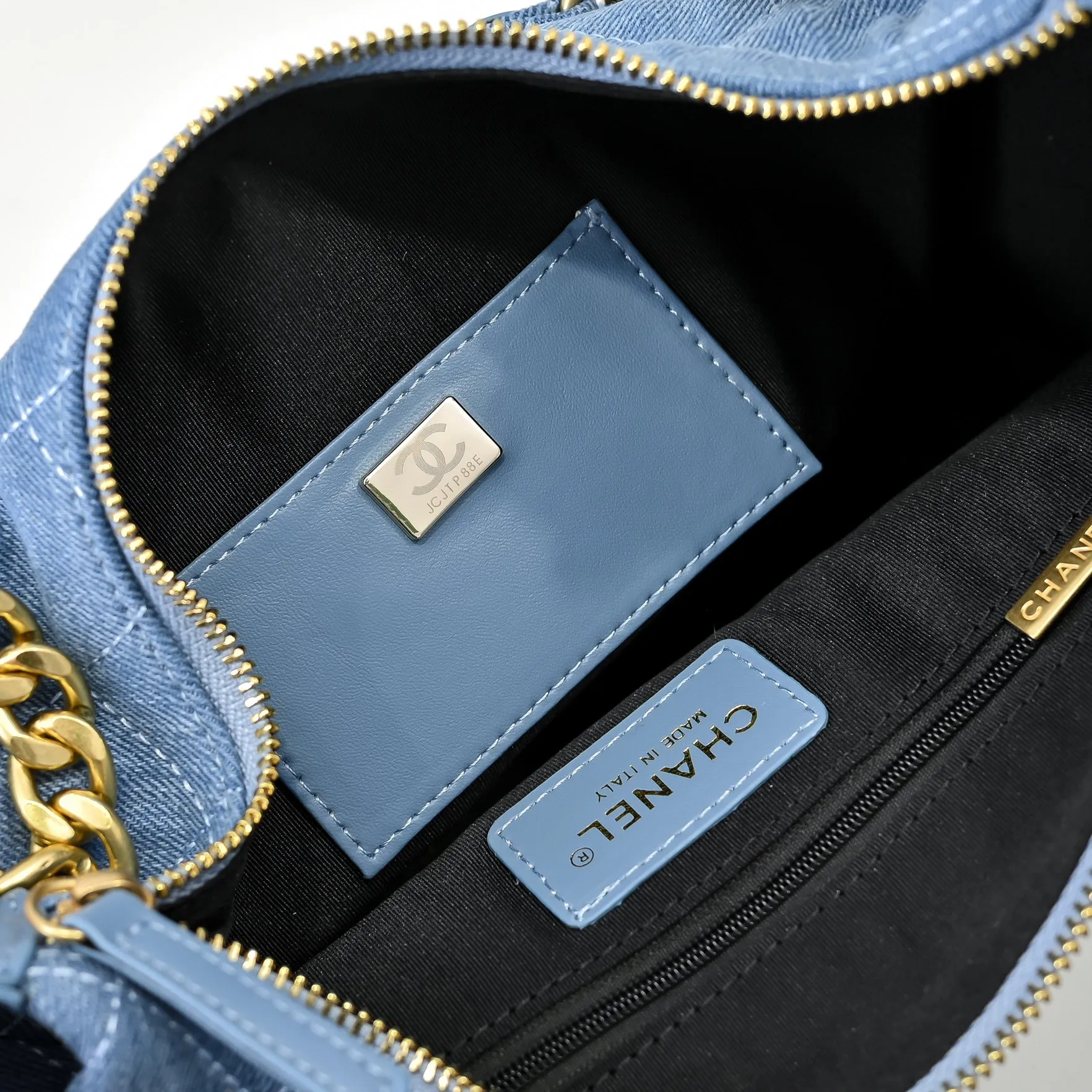 💰480￥The new CHANEL25C bag is really unexpectedly light and good-looking in person. It has four slip pockets that make the whole bag full of energy. But the upper body of the bag has no weight. It is a bag that can be carried on the back and go out. The hardware is old and looks super high-quality! ! The capacity is also huge, 🉑️ can accommodate large mobile phones, ink marks 🕶️, etc... It’s not small at all. It’s really, really recommended for daily use or taking photos of concave shapes! Size: 32x27cm, style number: 1220