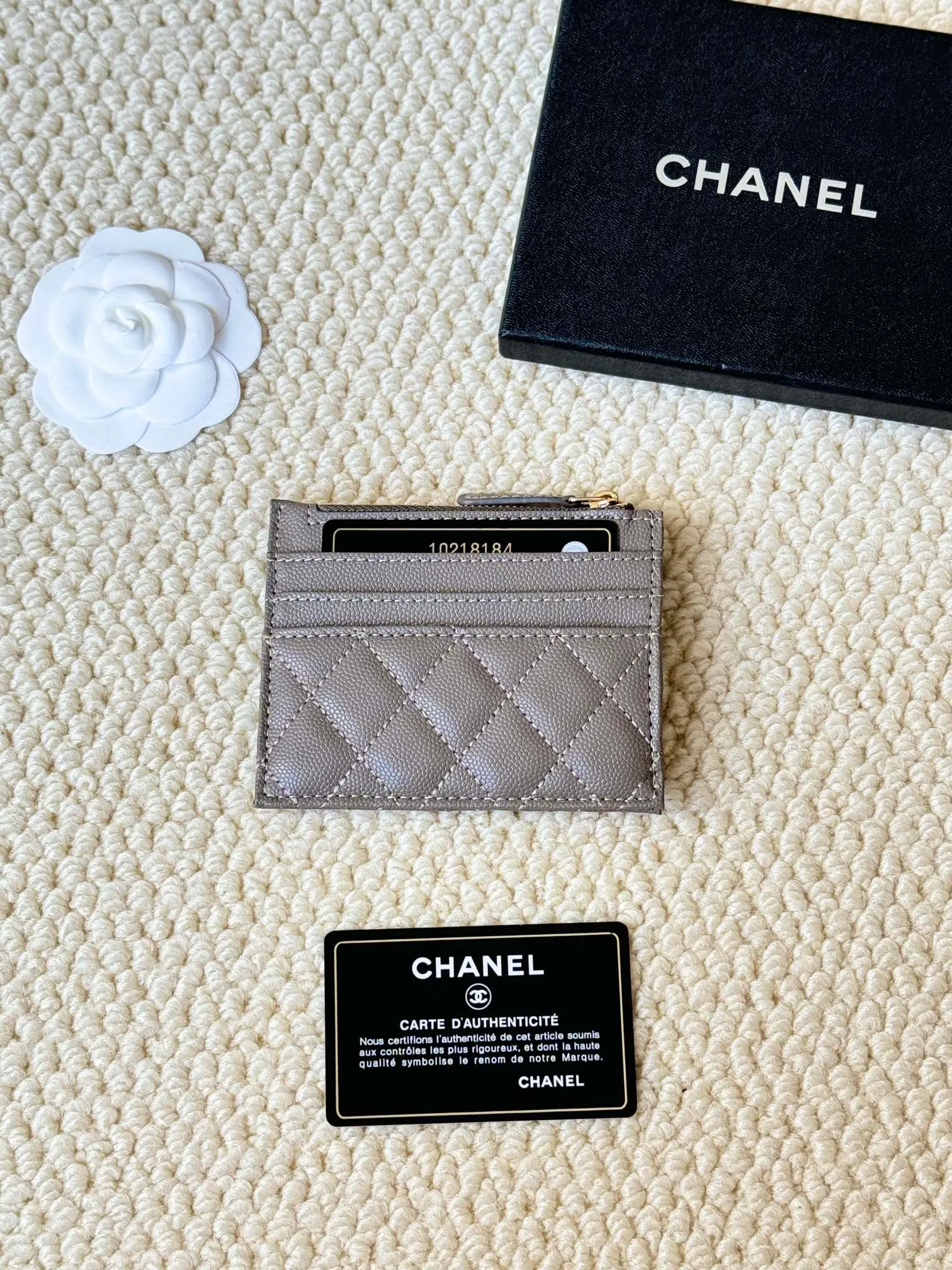 💰120 Chanel single-pull card holder can hold four cards and change, can be held in hand, can be put in the bag, easy to store, small and cute mini card holder, made of cowhide, model number A84105, size: 9x11.5cm​