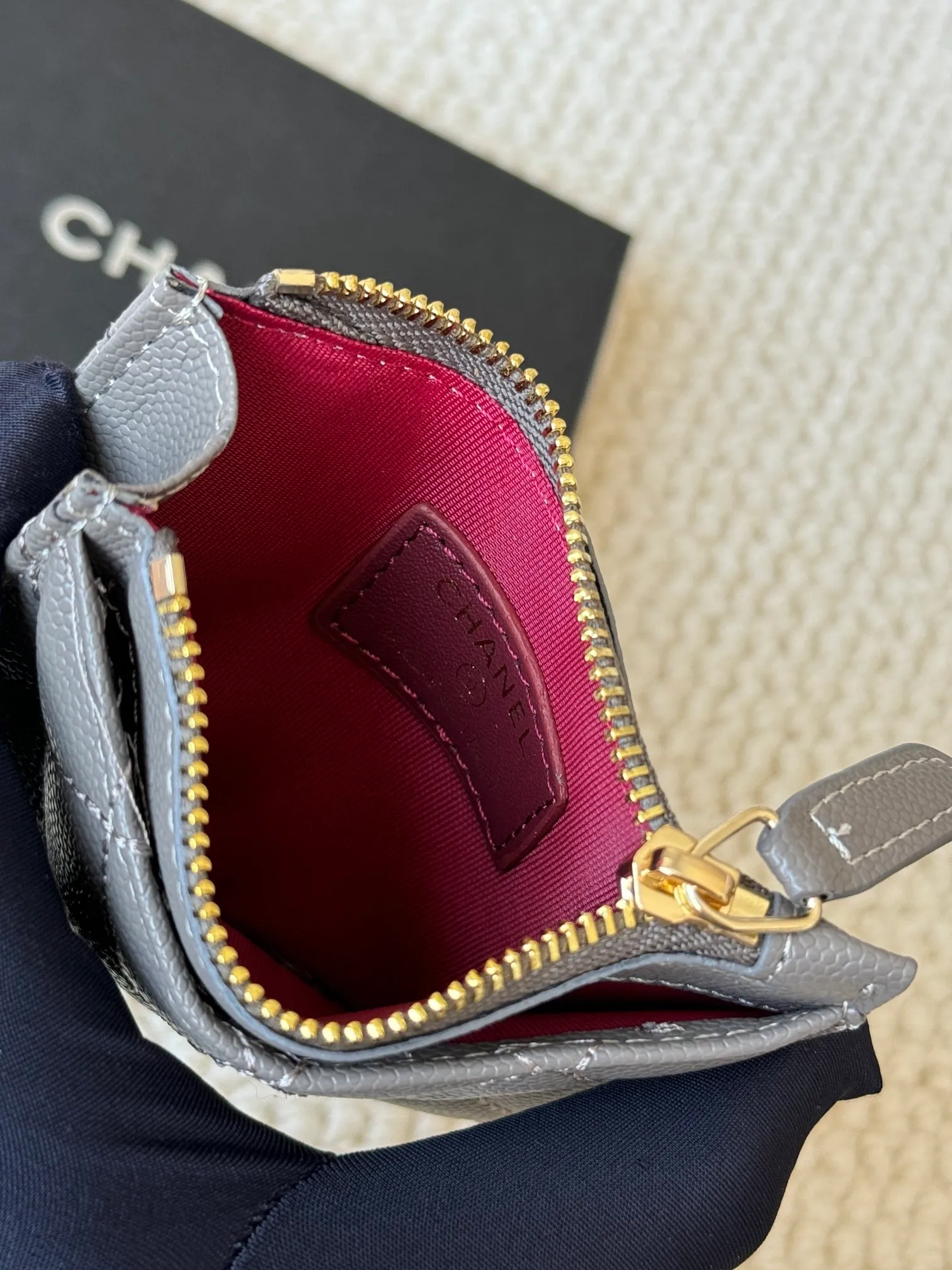 💰120 Chanel single-pull card holder can hold four cards and change, can be held in hand, can be put in the bag, easy to store, small and cute mini card holder, made of cowhide, model number A84105, size: 9x11.5cm​