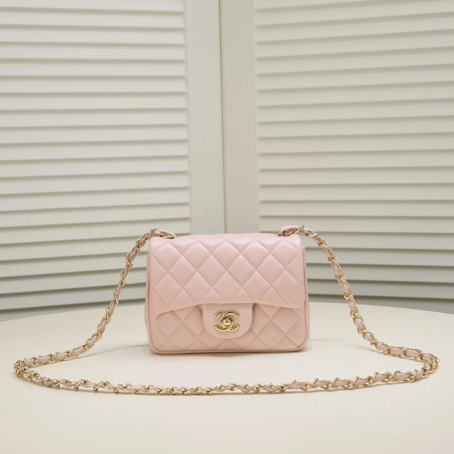 💰310￥Pink Chanel🔺🚴🏼💸Choose high-quality sheepskin🌺Original split version and made one to one 💯The feel is first-class, 🌲The design inspired by the camera shape fully embodies perfection! [Qiang] [Qiang] Integrates art and practicality, [Ladybug] Gorgeous and low-key plump 💯📨📨Classic is irresistible, ♒ You have to receive it to understand ✈✈🍭🍭Insist on high quality and low price🐟🐟, model number: 1115, size: 17.5*13*5 cm