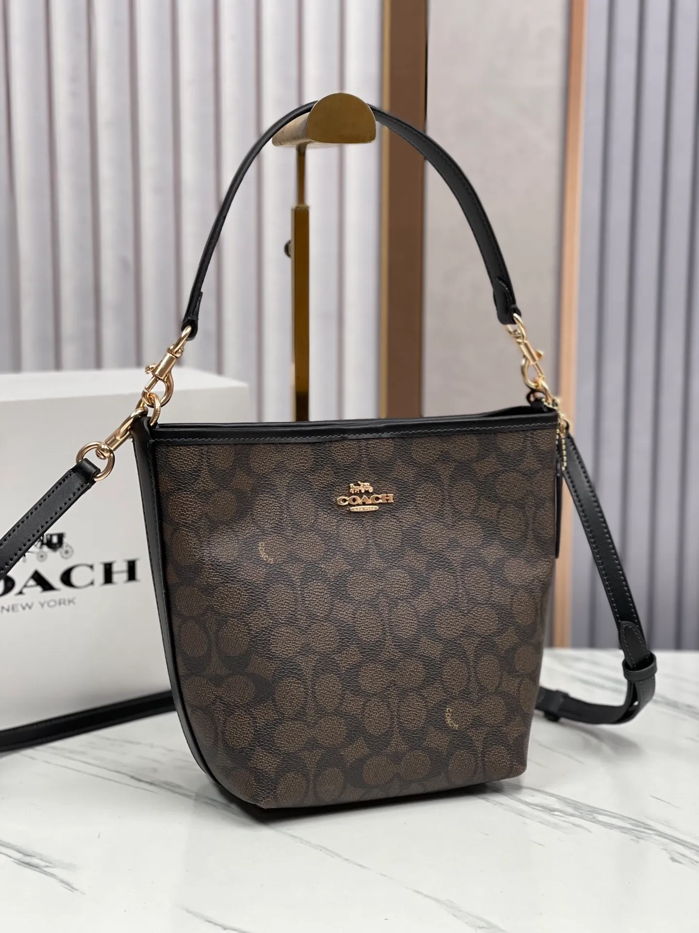 Top original order, batch 380¥ Coach new style. Model CT800 City Bucket bucket bag comes in 4 colors. It is the most casual bucket bag. It has several elements and styles. The elements of the hobo bag are the most similar. It is a simple style. It is very versatile for upper body travel. It has a large capacity. It is simple and can be worn under the armpit or cross-body. The two shoulder straps can be matched at will. The size is about 17/11/21