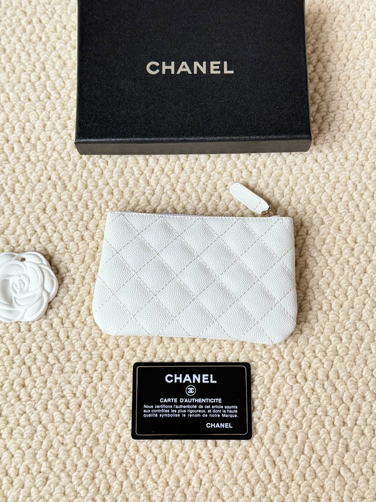 💰130 CHANEL 22k embossed lgo large double C hardware, fresh design, exquisite replica flavor, very beautiful, official website 2023 latest 🆕Card holder. Caviar medium ball grain cowhide is anti-scratch, super glossy. It is troublesome to carry a bag that is too big in summer. It is suitable for putting in a mini bag, and it is convenient to put in your pocket😍 The bag has a zipper, super practical, you can also put cards, change, coins, keys inside! Style number: 82365 Size: 15*8.5 Color: ball pattern gold,