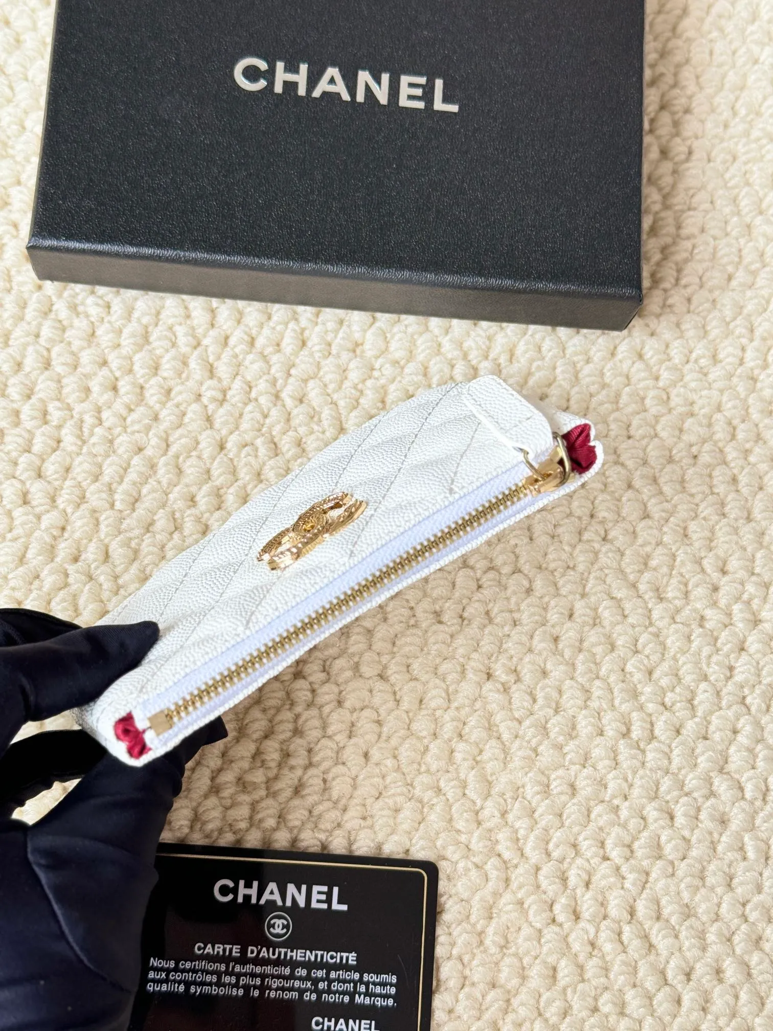 💰130 CHANEL 22k embossed lgo large double C hardware, fresh design, exquisite replica flavor, very beautiful, official website 2023 latest 🆕Card holder. Caviar medium ball grain cowhide is anti-scratch, super glossy. It is troublesome to carry a bag that is too big in summer. It is suitable for putting in a mini bag, and it is convenient to put in your pocket😍 The bag has a zipper, super practical, you can also put cards, change, coins, keys inside! Style number: 82365 Size: 15*8.5 Color: ball pattern gold,