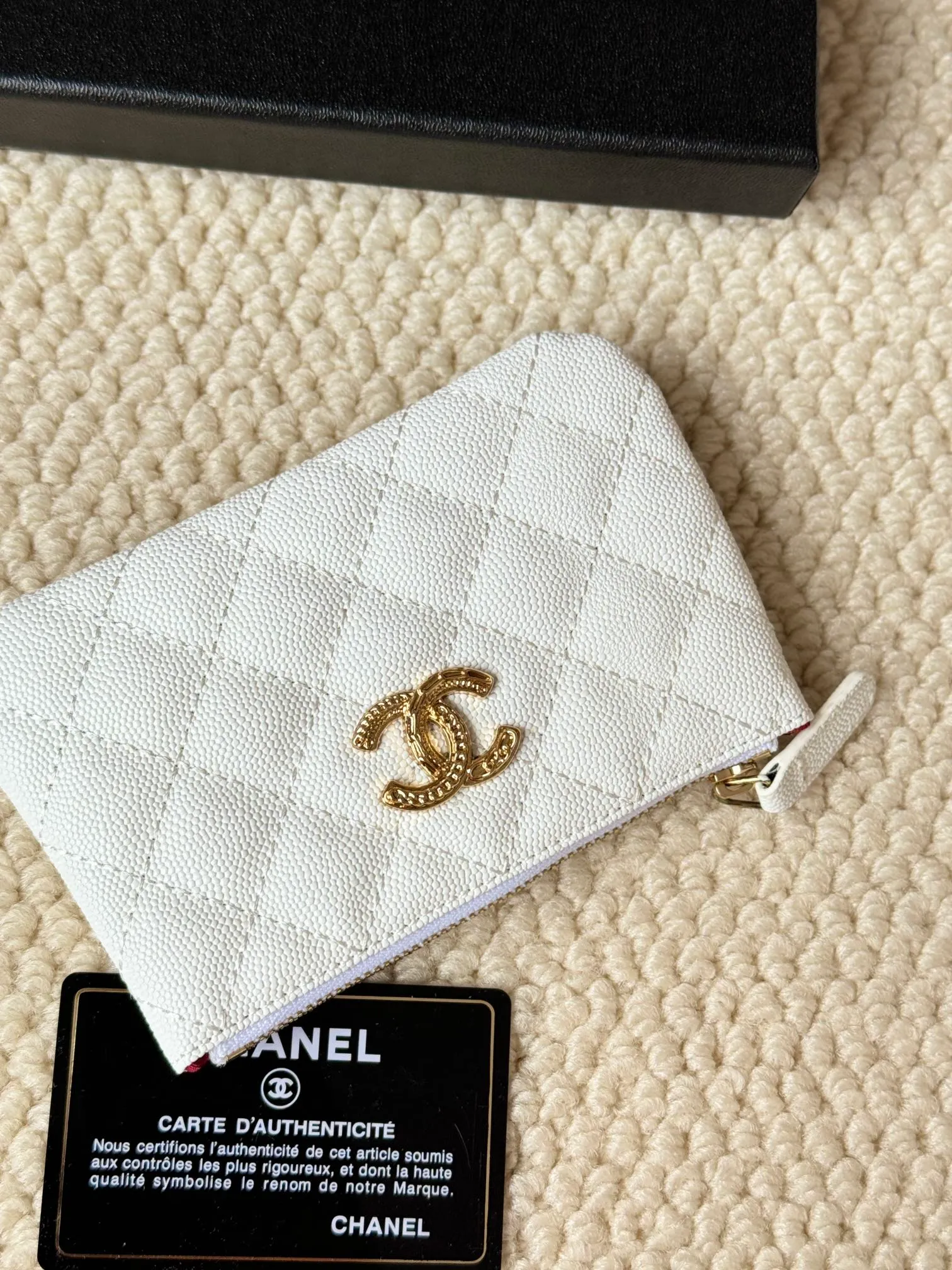 💰130 CHANEL 22k embossed lgo large double C hardware, fresh design, exquisite replica flavor, very beautiful, official website 2023 latest 🆕Card holder. Caviar medium ball grain cowhide is anti-scratch, super glossy. It is troublesome to carry a bag that is too big in summer. It is suitable for putting in a mini bag, and it is convenient to put in your pocket😍 The bag has a zipper, super practical, you can also put cards, change, coins, keys inside! Style number: 82365 Size: 15*8.5 Color: ball pattern gold,