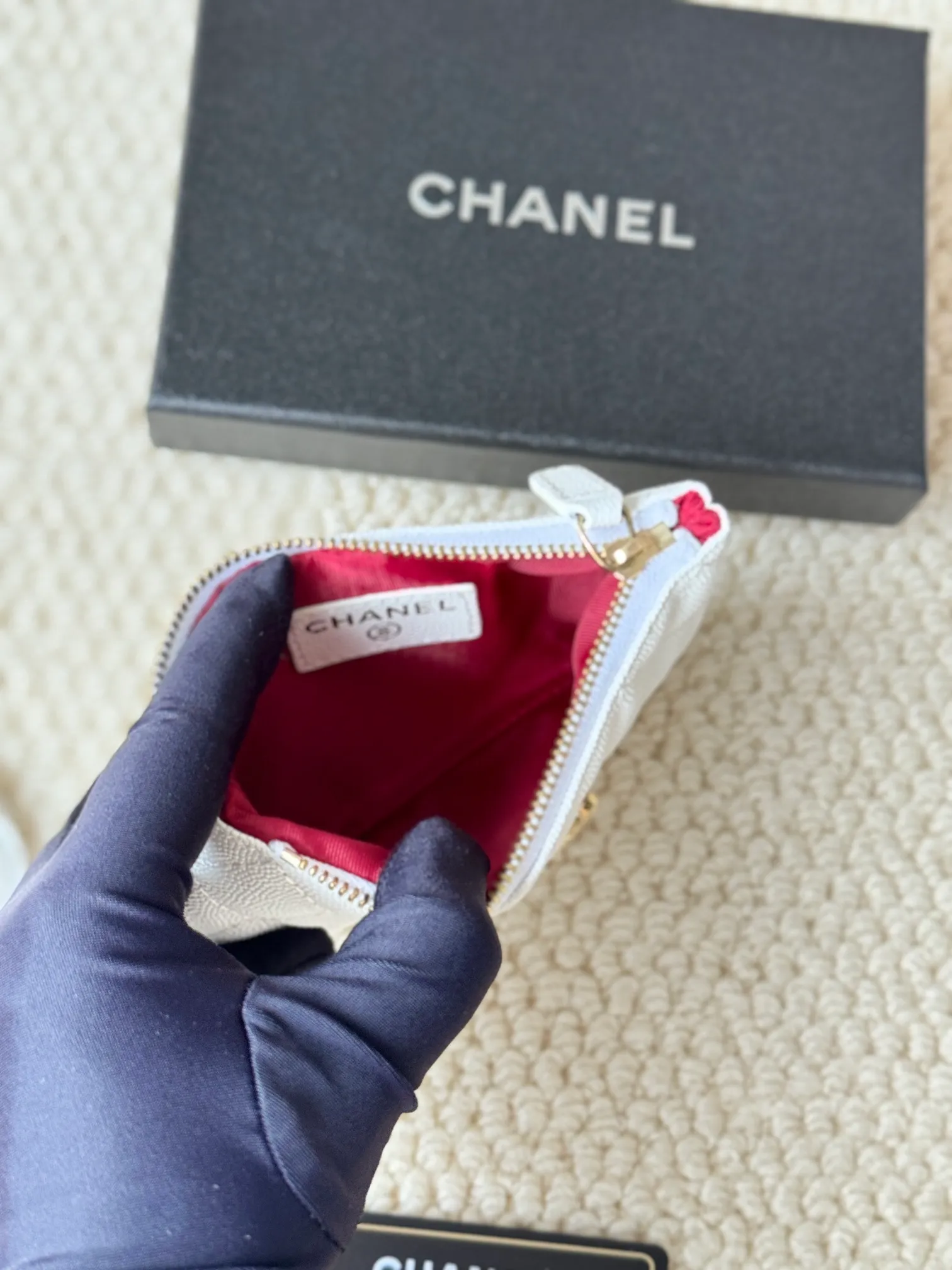 💰130 CHANEL 22k embossed lgo large double C hardware, fresh design, exquisite replica flavor, very beautiful, official website 2023 latest 🆕Card holder. Caviar medium ball grain cowhide is anti-scratch, super glossy. It is troublesome to carry a bag that is too big in summer. It is suitable for putting in a mini bag, and it is convenient to put in your pocket😍 The bag has a zipper, super practical, you can also put cards, change, coins, keys inside! Style number: 82365 Size: 15*8.5 Color: ball pattern gold,