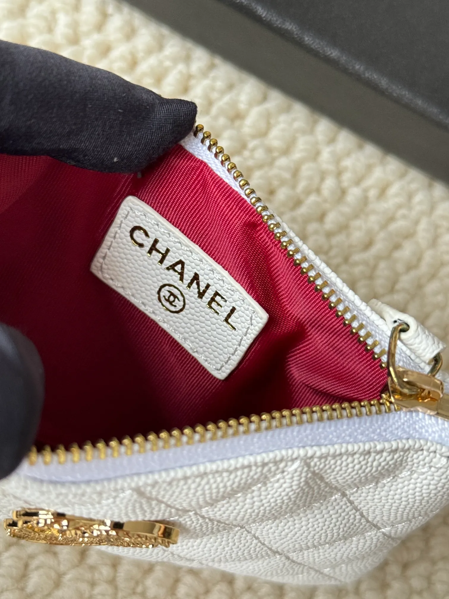 💰130 CHANEL 22k embossed lgo large double C hardware, fresh design, exquisite replica flavor, very beautiful, official website 2023 latest 🆕Card holder. Caviar medium ball grain cowhide is anti-scratch, super glossy. It is troublesome to carry a bag that is too big in summer. It is suitable for putting in a mini bag, and it is convenient to put in your pocket😍 The bag has a zipper, super practical, you can also put cards, change, coins, keys inside! Style number: 82365 Size: 15*8.5 Color: ball pattern gold,