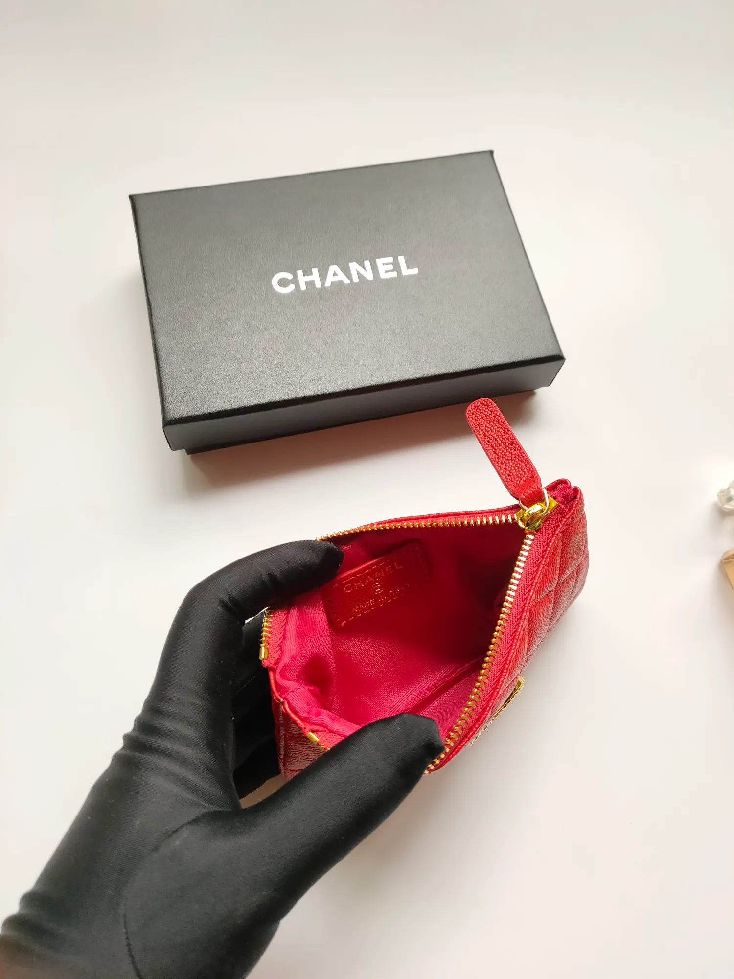 ￥120💰CHANEL 22k embossed lgo large double C hardware, fresh design, exquisite replica flavor, very beautiful, official website 2023 latest🆕Card holder, caviar medium ball grain cowhide is scratch-resistant, super glossy, it is troublesome to carry a bag that is too big in summer, suitable for putting in a mini bag, and convenient for carrying in your pocket😍 The bag has a zipper, which is super practical. You can also put cards, change, coins, and keys inside! Style number: 82365 Size: 15*8.5