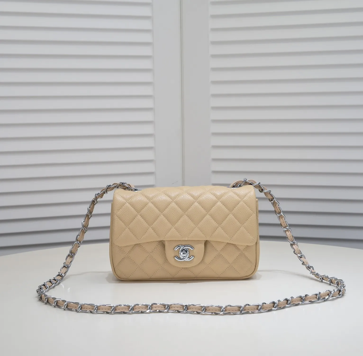 💰320￥Apricot💥CF versatile caviar cowhide🌹 Chanel💃🏻‼ ️Eternal classic style [shy] noble temperament💃🏻favorite of celebrities🌟soft leather and high-end👍counter hardware exquisite workmanship to reject defects [strong] both dazzling and feminine 😝[strong] luxurious and durable🌟size: 20*14*7cm style number 1116 reverse edge