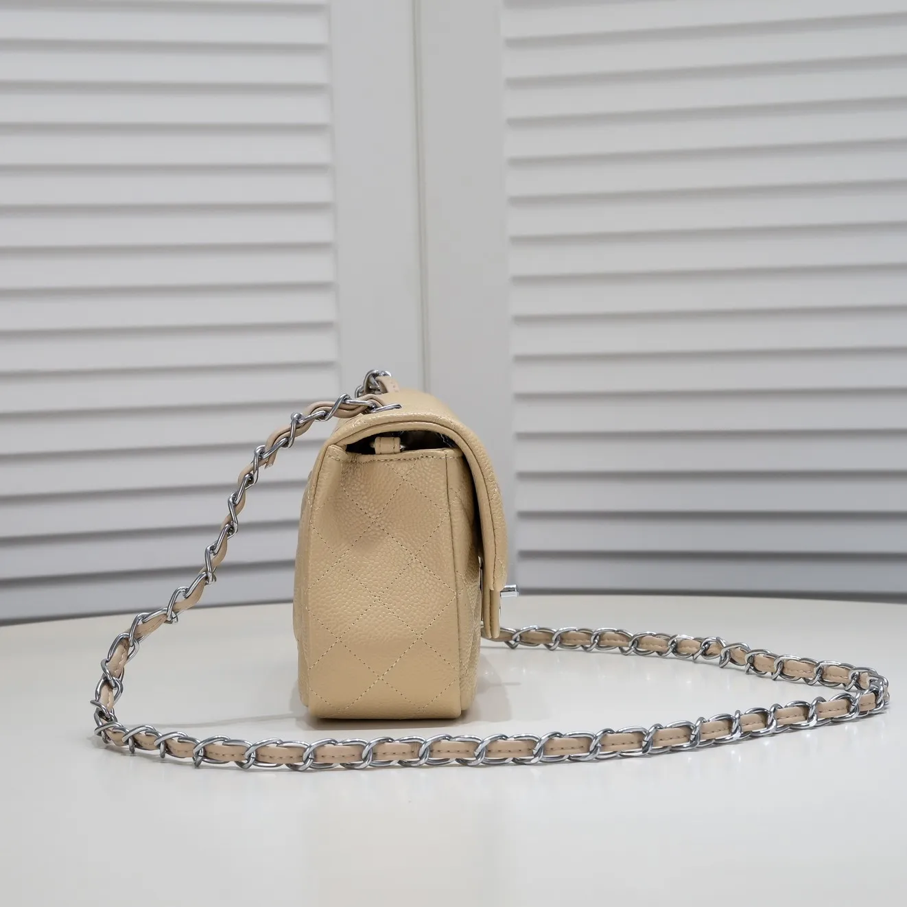 💰320￥Apricot💥CF versatile caviar cowhide🌹 Chanel💃🏻‼ ️Eternal classic style [shy] noble temperament💃🏻favorite of celebrities🌟soft leather and high-end👍counter hardware exquisite workmanship to reject defects [strong] both dazzling and feminine 😝[strong] luxurious and durable🌟size: 20*14*7cm style number 1116 reverse edge