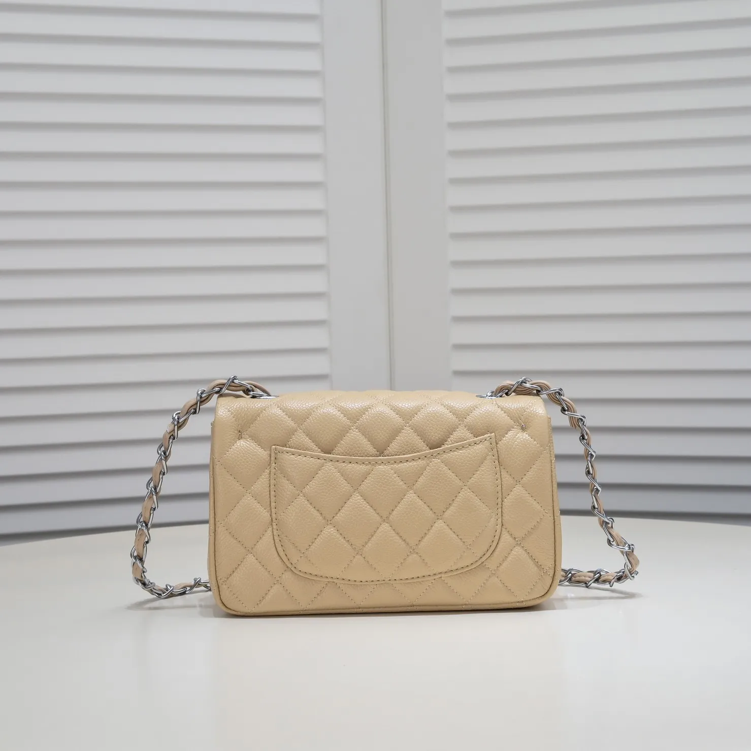 💰320￥Apricot💥CF versatile caviar cowhide🌹 Chanel💃🏻‼ ️Eternal classic style [shy] noble temperament💃🏻favorite of celebrities🌟soft leather and high-end👍counter hardware exquisite workmanship to reject defects [strong] both dazzling and feminine 😝[strong] luxurious and durable🌟size: 20*14*7cm style number 1116 reverse edge
