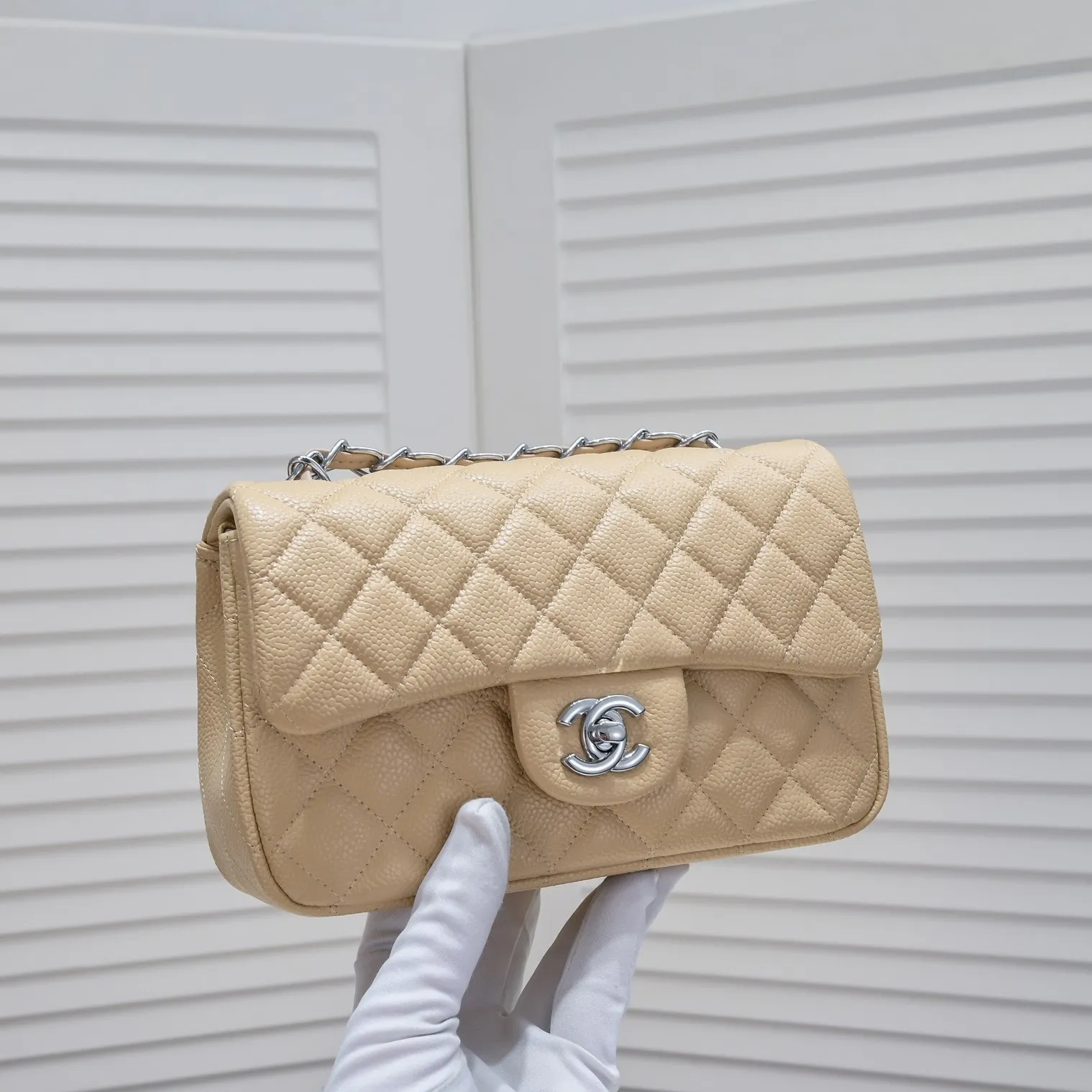 💰320￥Apricot💥CF versatile caviar cowhide🌹 Chanel💃🏻‼ ️Eternal classic style [shy] noble temperament💃🏻favorite of celebrities🌟soft leather and high-end👍counter hardware exquisite workmanship to reject defects [strong] both dazzling and feminine 😝[strong] luxurious and durable🌟size: 20*14*7cm style number 1116 reverse edge