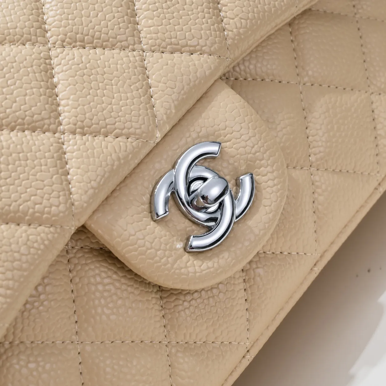 💰320￥Apricot💥CF versatile caviar cowhide🌹 Chanel💃🏻‼ ️Eternal classic style [shy] noble temperament💃🏻favorite of celebrities🌟soft leather and high-end👍counter hardware exquisite workmanship to reject defects [strong] both dazzling and feminine 😝[strong] luxurious and durable🌟size: 20*14*7cm style number 1116 reverse edge