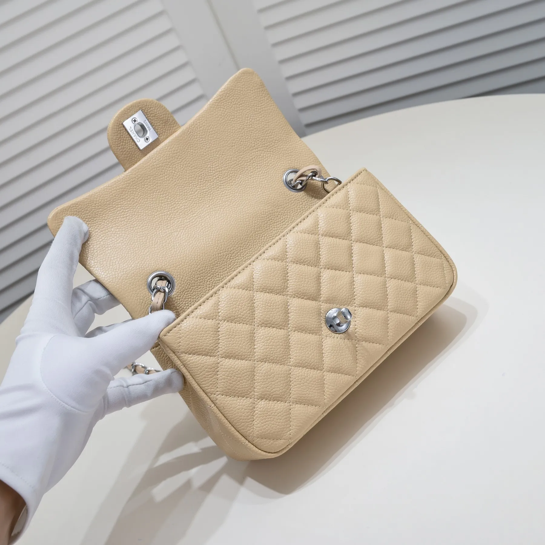 💰320￥Apricot💥CF versatile caviar cowhide🌹 Chanel💃🏻‼ ️Eternal classic style [shy] noble temperament💃🏻favorite of celebrities🌟soft leather and high-end👍counter hardware exquisite workmanship to reject defects [strong] both dazzling and feminine 😝[strong] luxurious and durable🌟size: 20*14*7cm style number 1116 reverse edge