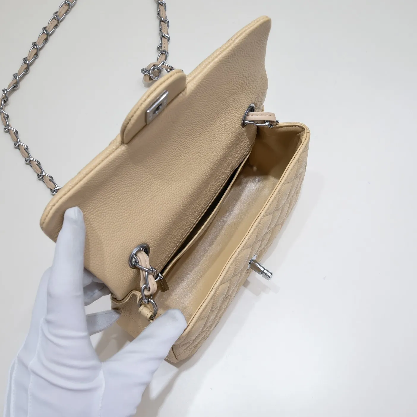 💰320￥Apricot💥CF versatile caviar cowhide🌹 Chanel💃🏻‼ ️Eternal classic style [shy] noble temperament💃🏻favorite of celebrities🌟soft leather and high-end👍counter hardware exquisite workmanship to reject defects [strong] both dazzling and feminine 😝[strong] luxurious and durable🌟size: 20*14*7cm style number 1116 reverse edge