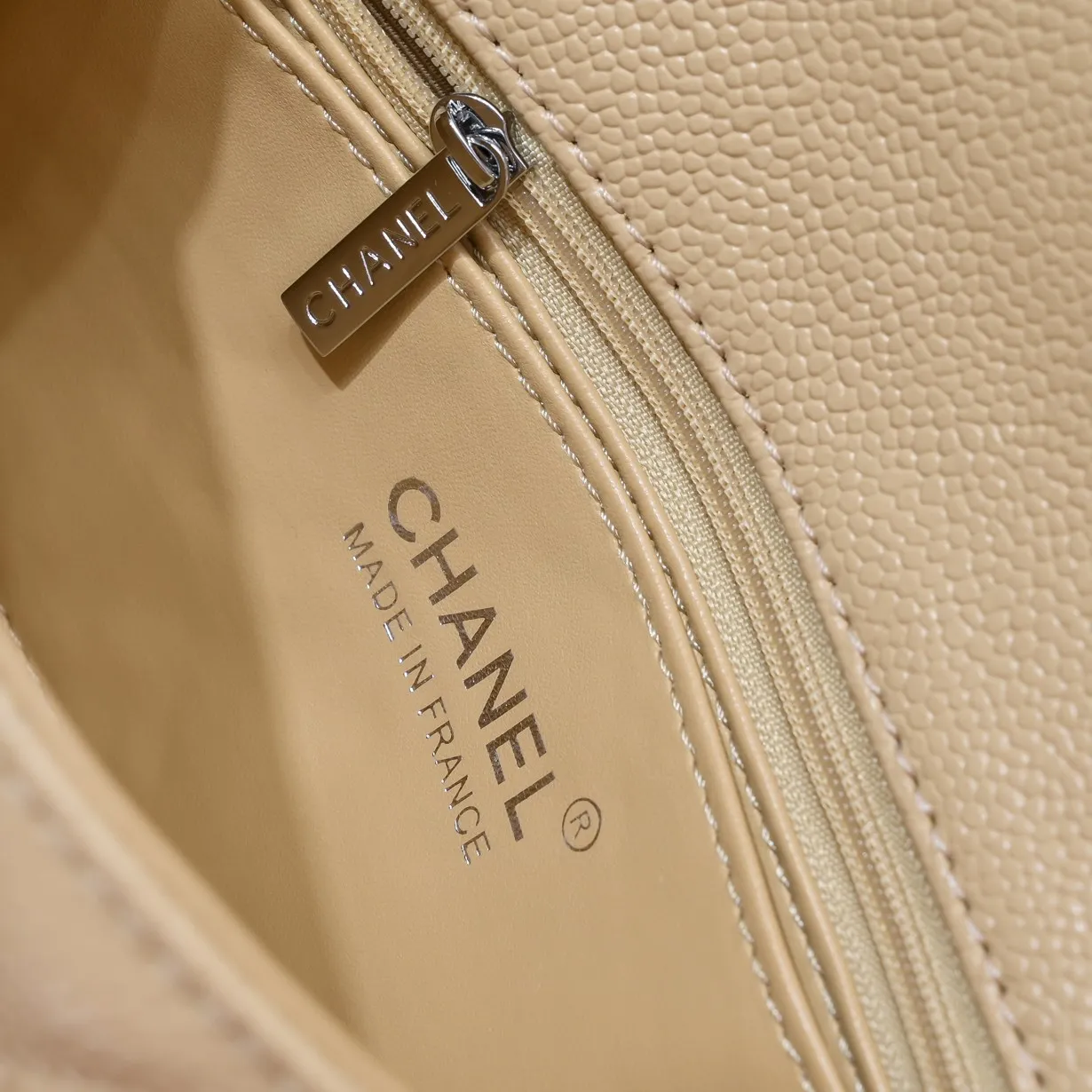 💰320￥Apricot💥CF versatile caviar cowhide🌹 Chanel💃🏻‼ ️Eternal classic style [shy] noble temperament💃🏻favorite of celebrities🌟soft leather and high-end👍counter hardware exquisite workmanship to reject defects [strong] both dazzling and feminine 😝[strong] luxurious and durable🌟size: 20*14*7cm style number 1116 reverse edge