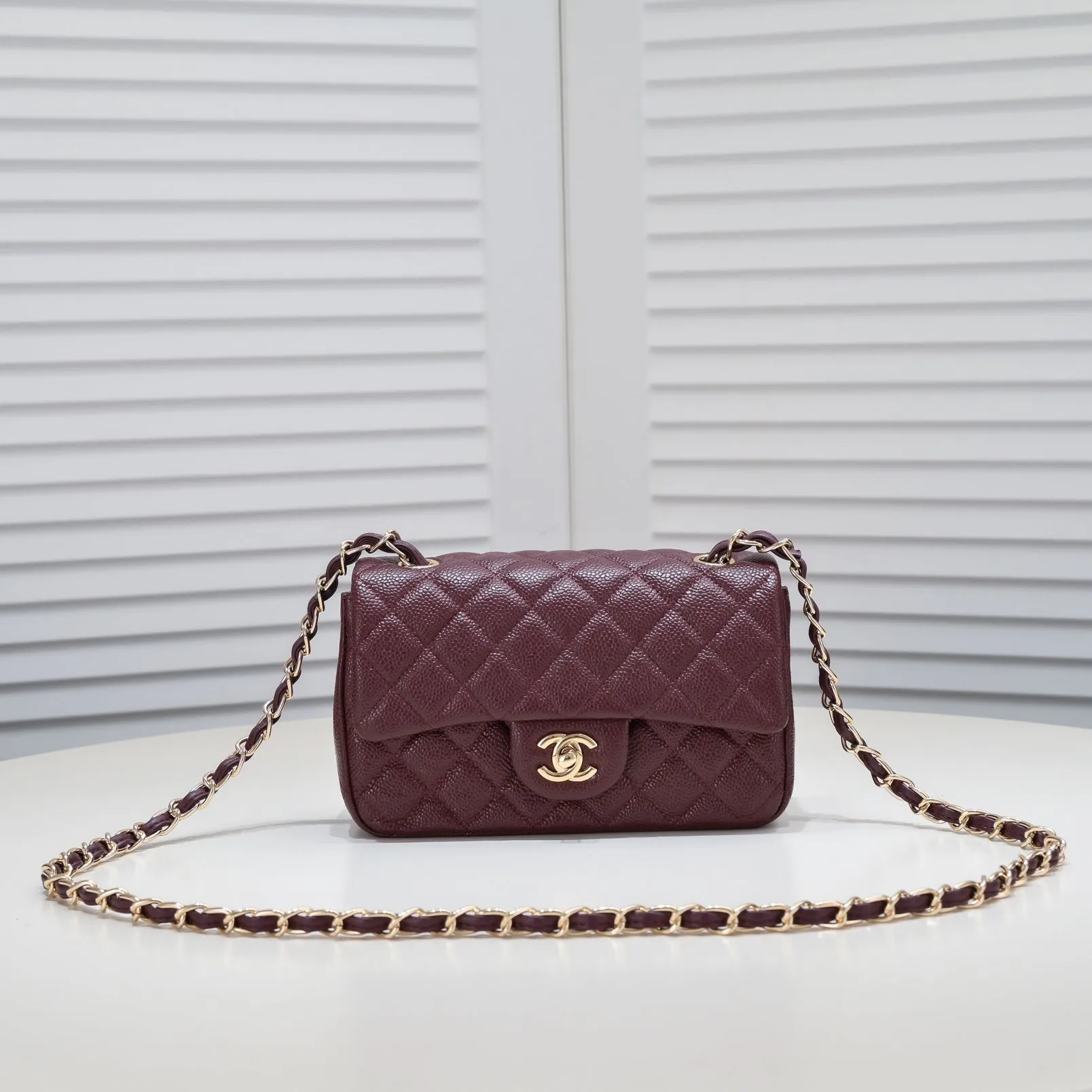 💰320￥Maroon Red💥CF Versatile Caviar Leather🌹 Chanel💃🏻‼ ️Eternal classic style [shy] noble temperament💃🏻favorite of celebrities🌟soft leather and high-end👍counter hardware exquisite workmanship to reject defects [strong] both dazzling and feminine 😝[strong] luxurious and durable🌟size: 20*14*7cm style number 1116 reverse edge