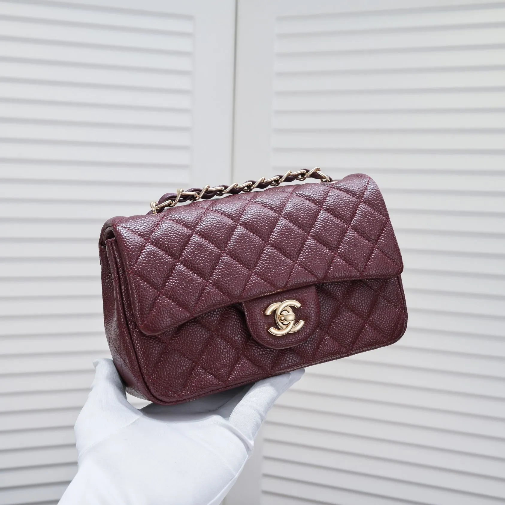 💰320￥Maroon Red💥CF Versatile Caviar Leather🌹 Chanel💃🏻‼ ️Eternal classic style [shy] noble temperament💃🏻favorite of celebrities🌟soft leather and high-end👍counter hardware exquisite workmanship to reject defects [strong] both dazzling and feminine 😝[strong] luxurious and durable🌟size: 20*14*7cm style number 1116 reverse edge