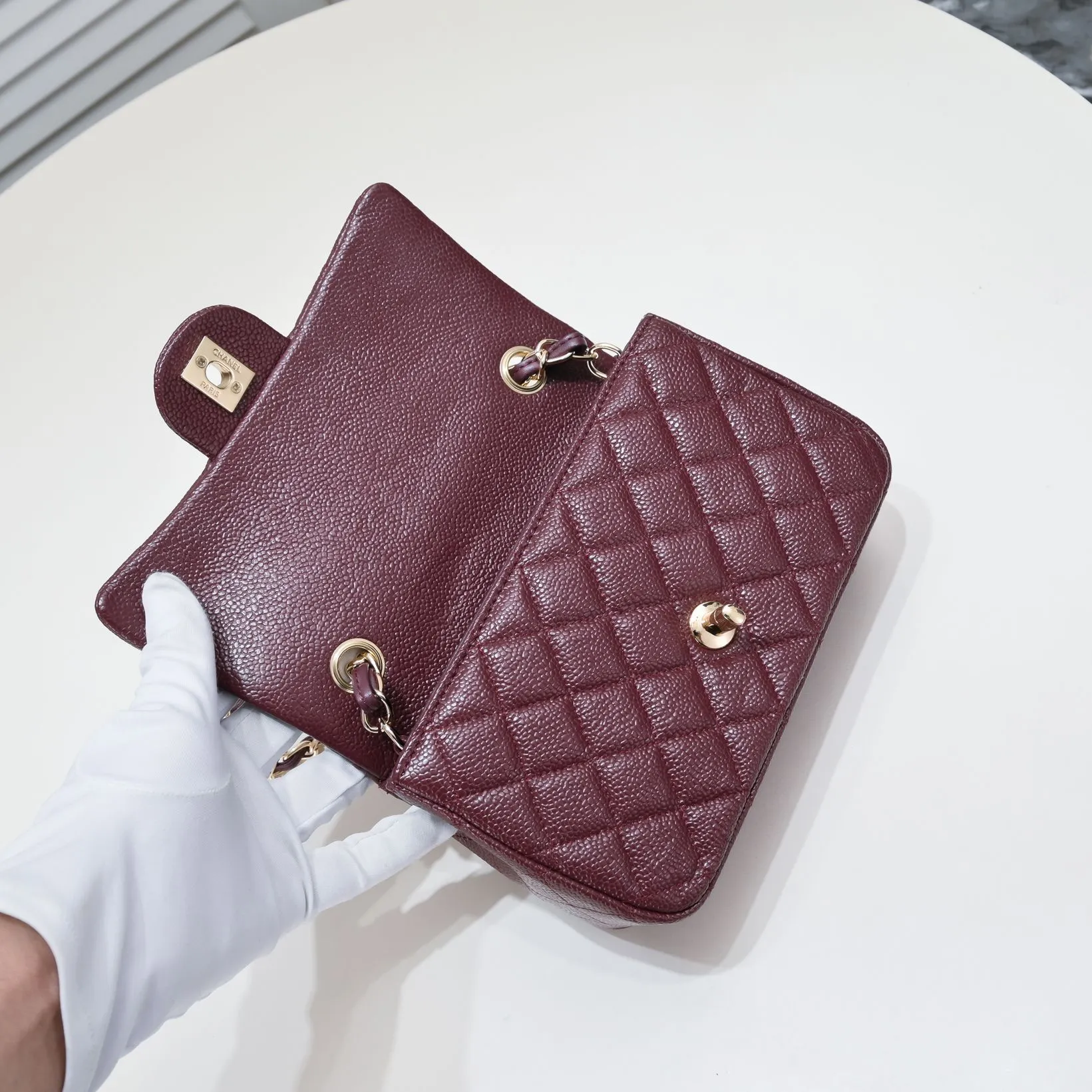 💰320￥Maroon Red💥CF Versatile Caviar Leather🌹 Chanel💃🏻‼ ️Eternal classic style [shy] noble temperament💃🏻favorite of celebrities🌟soft leather and high-end👍counter hardware exquisite workmanship to reject defects [strong] both dazzling and feminine 😝[strong] luxurious and durable🌟size: 20*14*7cm style number 1116 reverse edge
