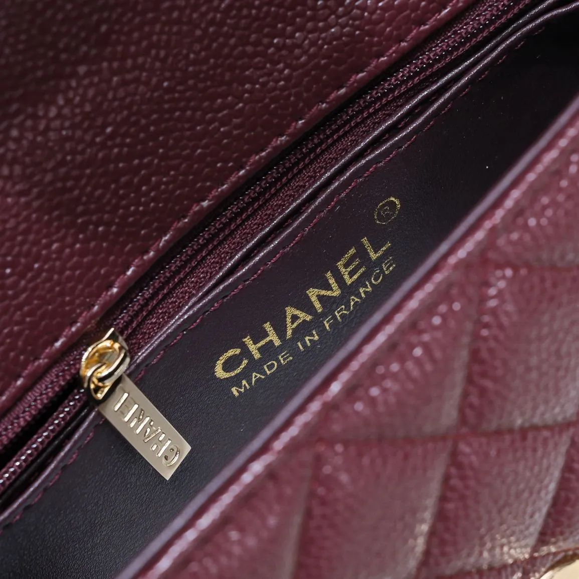 💰320￥Maroon Red💥CF Versatile Caviar Leather🌹 Chanel💃🏻‼ ️Eternal classic style [shy] noble temperament💃🏻favorite of celebrities🌟soft leather and high-end👍counter hardware exquisite workmanship to reject defects [strong] both dazzling and feminine 😝[strong] luxurious and durable🌟size: 20*14*7cm style number 1116 reverse edge