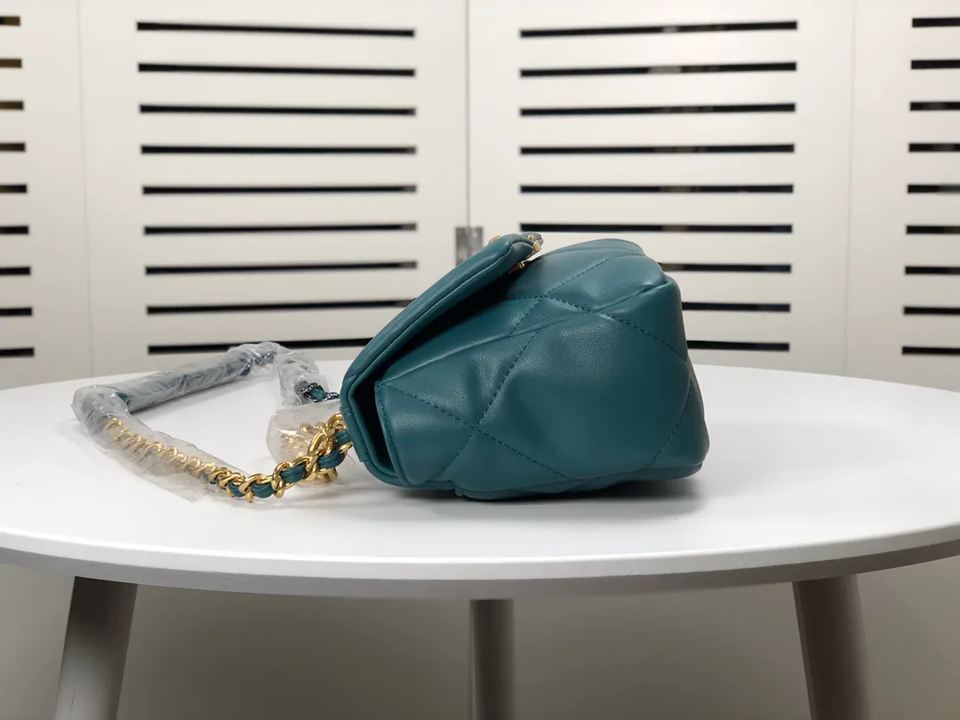 💰370￥Chanel’s latest hot model in Turkish blue small size is now available📣📣Synchronized with counters🤭Imported cowhide🐂feels very soft. The upper body effect is super good, it can be carried by hand, on one shoulder or cross-body, showing the elegance and charm of women💃Hurry and get it. Style number: 9010 Size: 26*16*10cm.