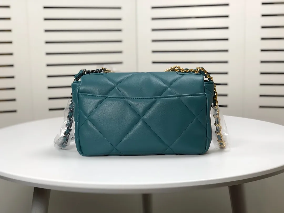 💰370￥Chanel’s latest hot model in Turkish blue small size is now available📣📣Synchronized with counters🤭Imported cowhide🐂feels very soft. The upper body effect is super good, it can be carried by hand, on one shoulder or cross-body, showing the elegance and charm of women💃Hurry and get it. Style number: 9010 Size: 26*16*10cm.