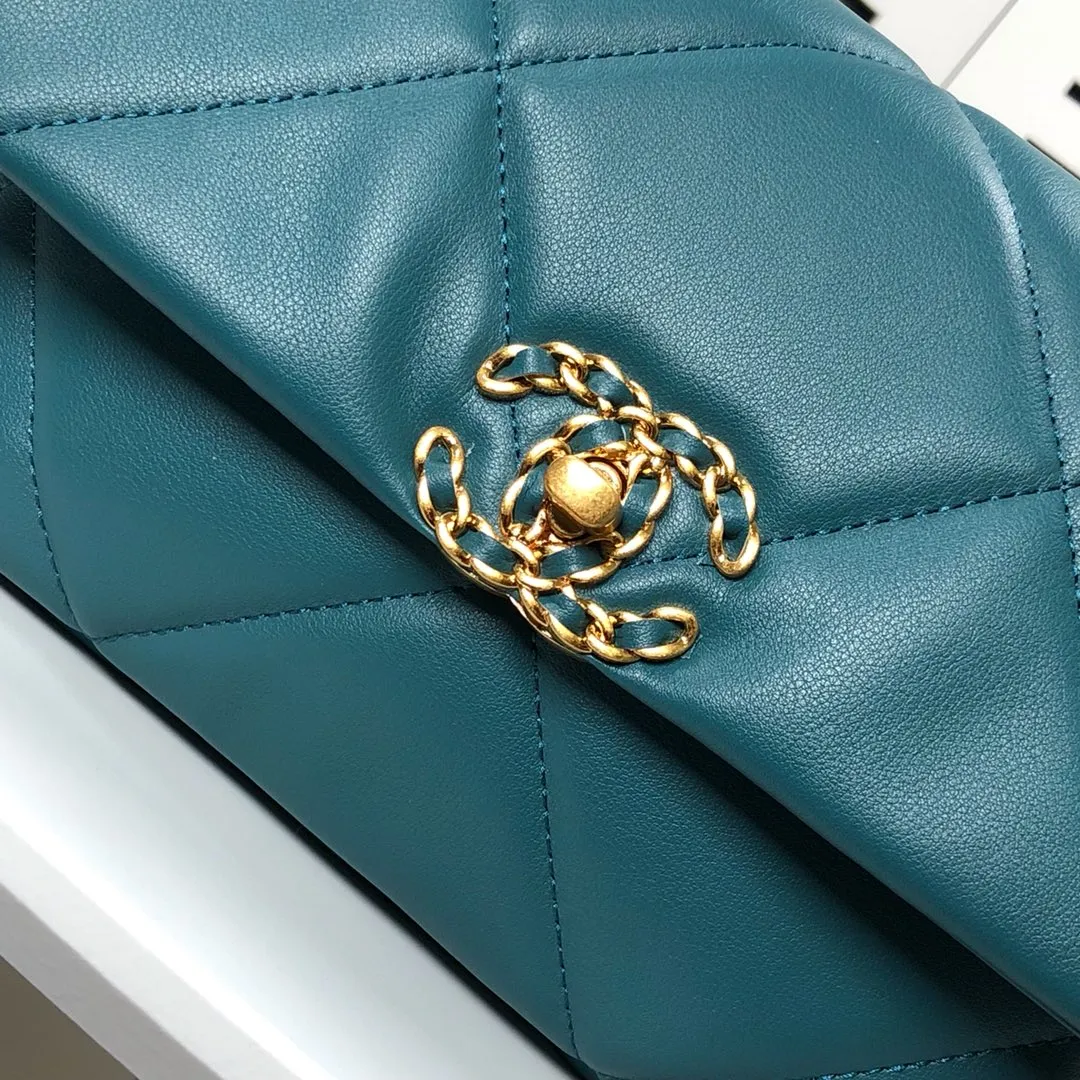 💰370￥Chanel’s latest hot model in Turkish blue small size is now available📣📣Synchronized with counters🤭Imported cowhide🐂feels very soft. The upper body effect is super good, it can be carried by hand, on one shoulder or cross-body, showing the elegance and charm of women💃Hurry and get it. Style number: 9010 Size: 26*16*10cm.