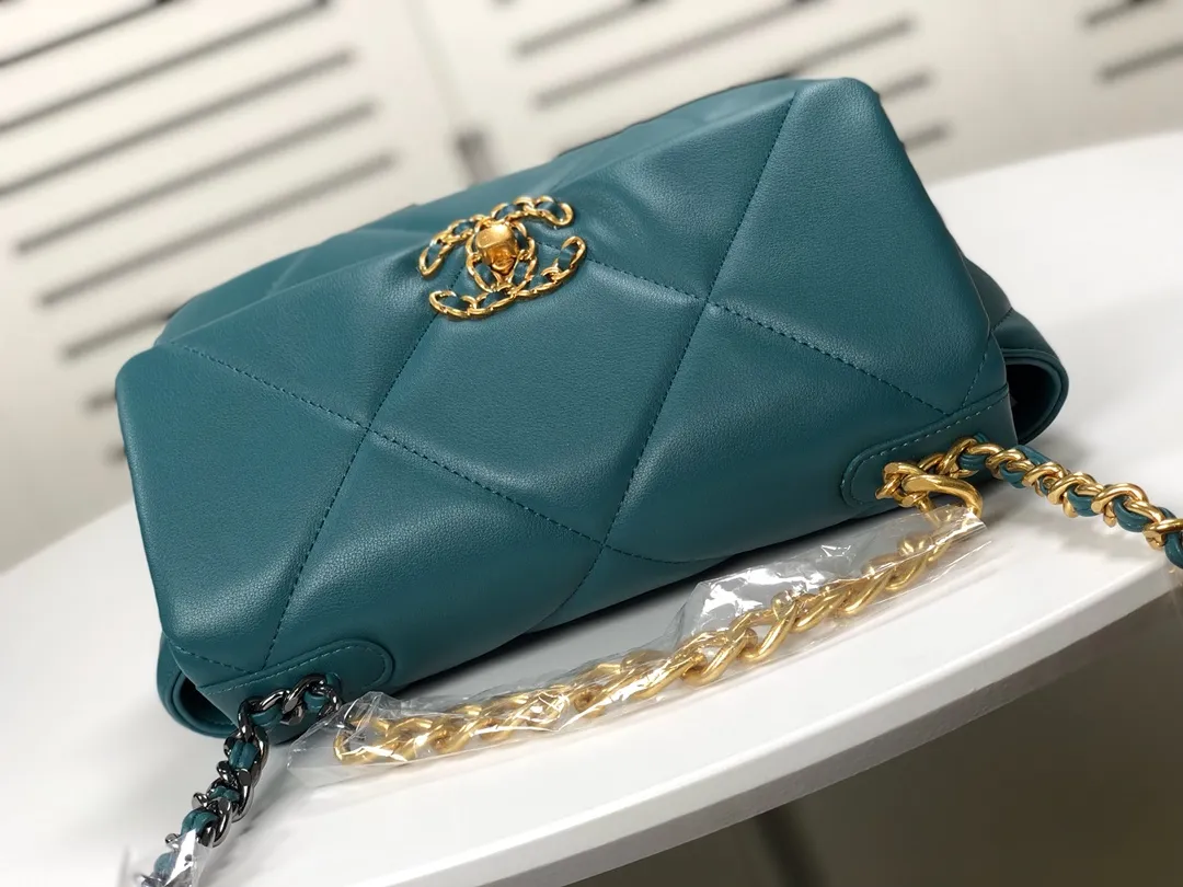 💰370￥Chanel’s latest hot model in Turkish blue small size is now available📣📣Synchronized with counters🤭Imported cowhide🐂feels very soft. The upper body effect is super good, it can be carried by hand, on one shoulder or cross-body, showing the elegance and charm of women💃Hurry and get it. Style number: 9010 Size: 26*16*10cm.