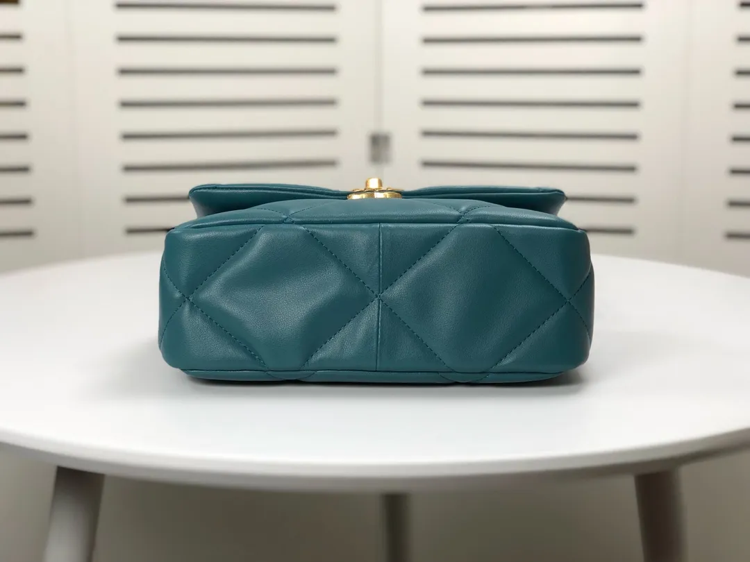 💰370￥Chanel’s latest hot model in Turkish blue small size is now available📣📣Synchronized with counters🤭Imported cowhide🐂feels very soft. The upper body effect is super good, it can be carried by hand, on one shoulder or cross-body, showing the elegance and charm of women💃Hurry and get it. Style number: 9010 Size: 26*16*10cm.