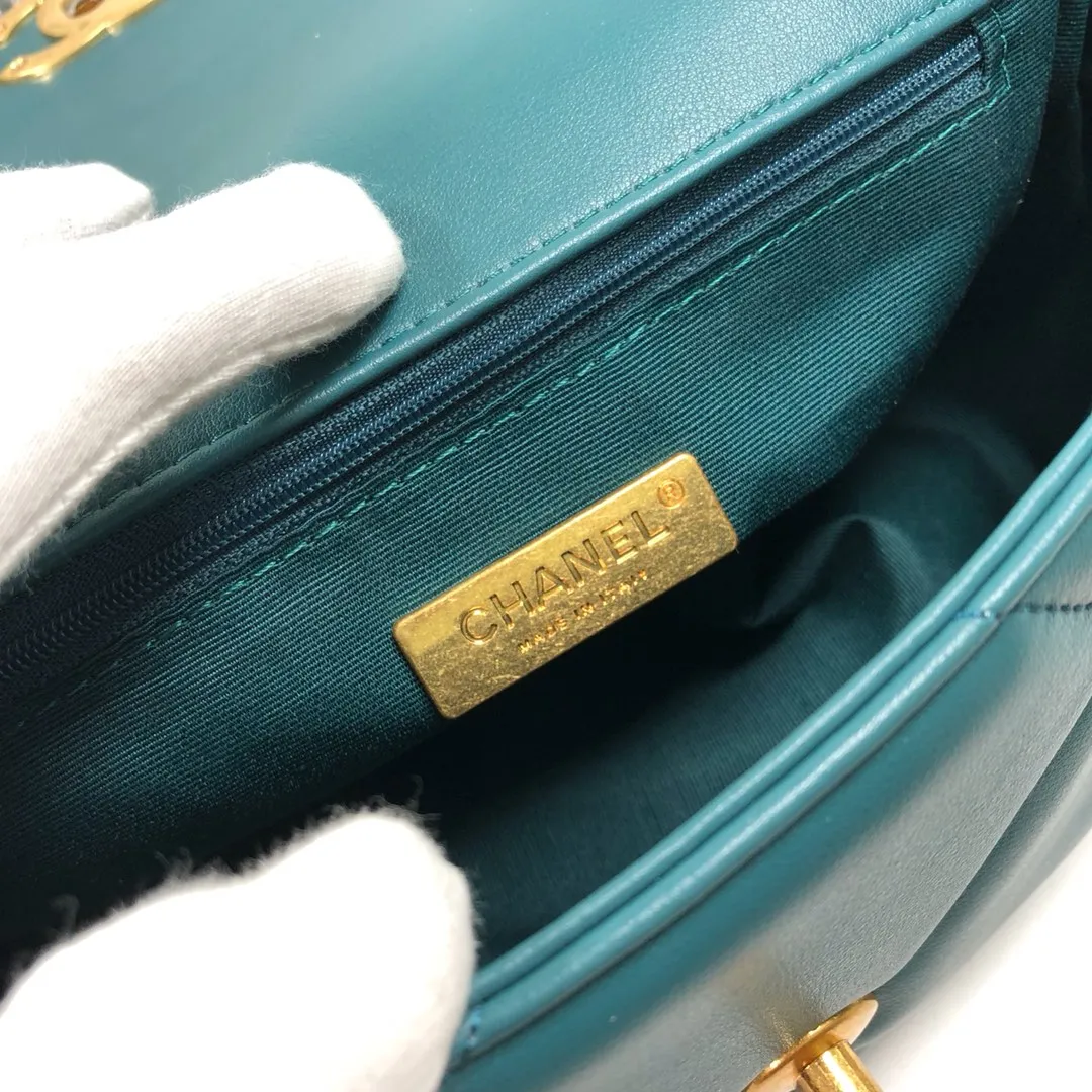💰370￥Chanel’s latest hot model in Turkish blue small size is now available📣📣Synchronized with counters🤭Imported cowhide🐂feels very soft. The upper body effect is super good, it can be carried by hand, on one shoulder or cross-body, showing the elegance and charm of women💃Hurry and get it. Style number: 9010 Size: 26*16*10cm.