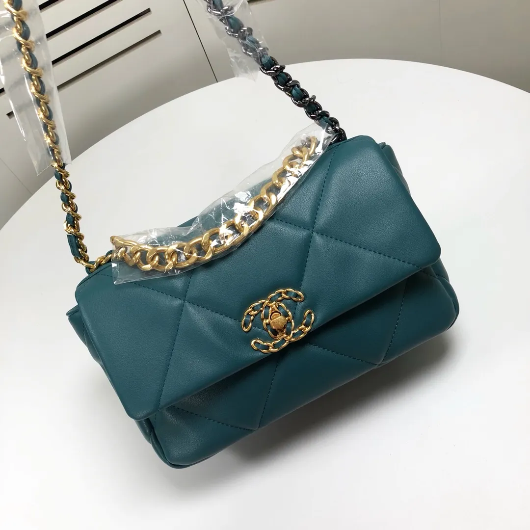 💰370￥Chanel’s latest hot model in Turkish blue small size is now available📣📣Synchronized with counters🤭Imported cowhide🐂feels very soft. The upper body effect is super good, it can be carried by hand, on one shoulder or cross-body, showing the elegance and charm of women💃Hurry and get it. Style number: 9010 Size: 26*16*10cm.