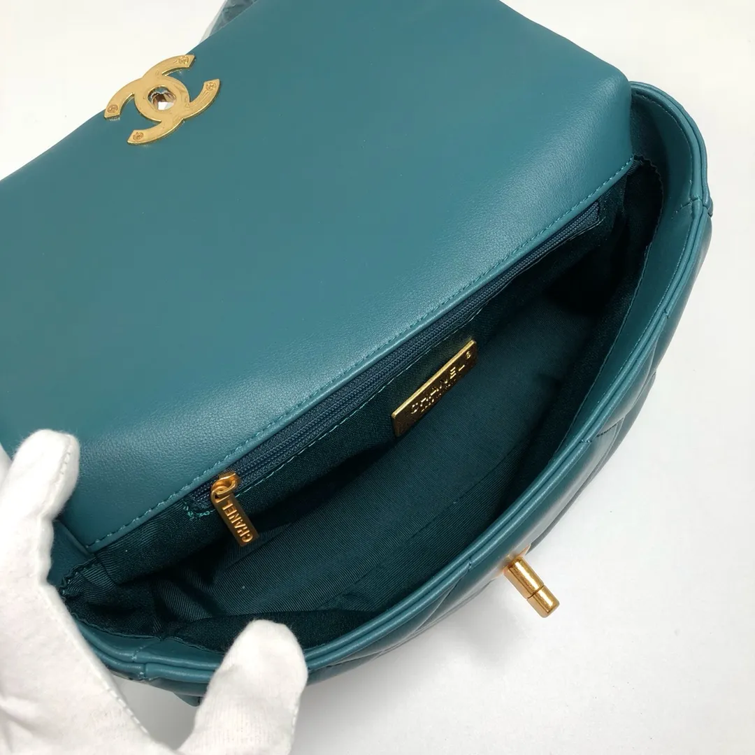 💰370￥Chanel’s latest hot model in Turkish blue small size is now available📣📣Synchronized with counters🤭Imported cowhide🐂feels very soft. The upper body effect is super good, it can be carried by hand, on one shoulder or cross-body, showing the elegance and charm of women💃Hurry and get it. Style number: 9010 Size: 26*16*10cm.