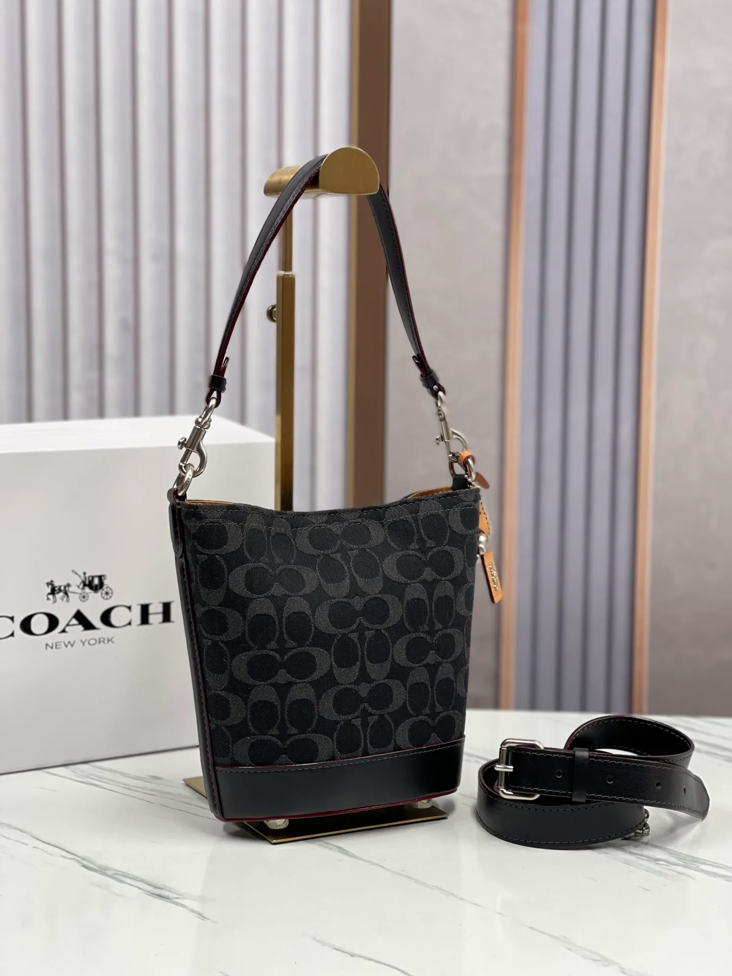 Batch 440💰coach/Coach new March new denim denim hobo bag CT132 Dakota Coach denim series is super rich. The bag is really suitable for summer. The washed and distressed fabric is a bit small. Retro black denim is super cool! Size: bottom length 15.5*height 19.5*bottom width 8 (opening: 21)
