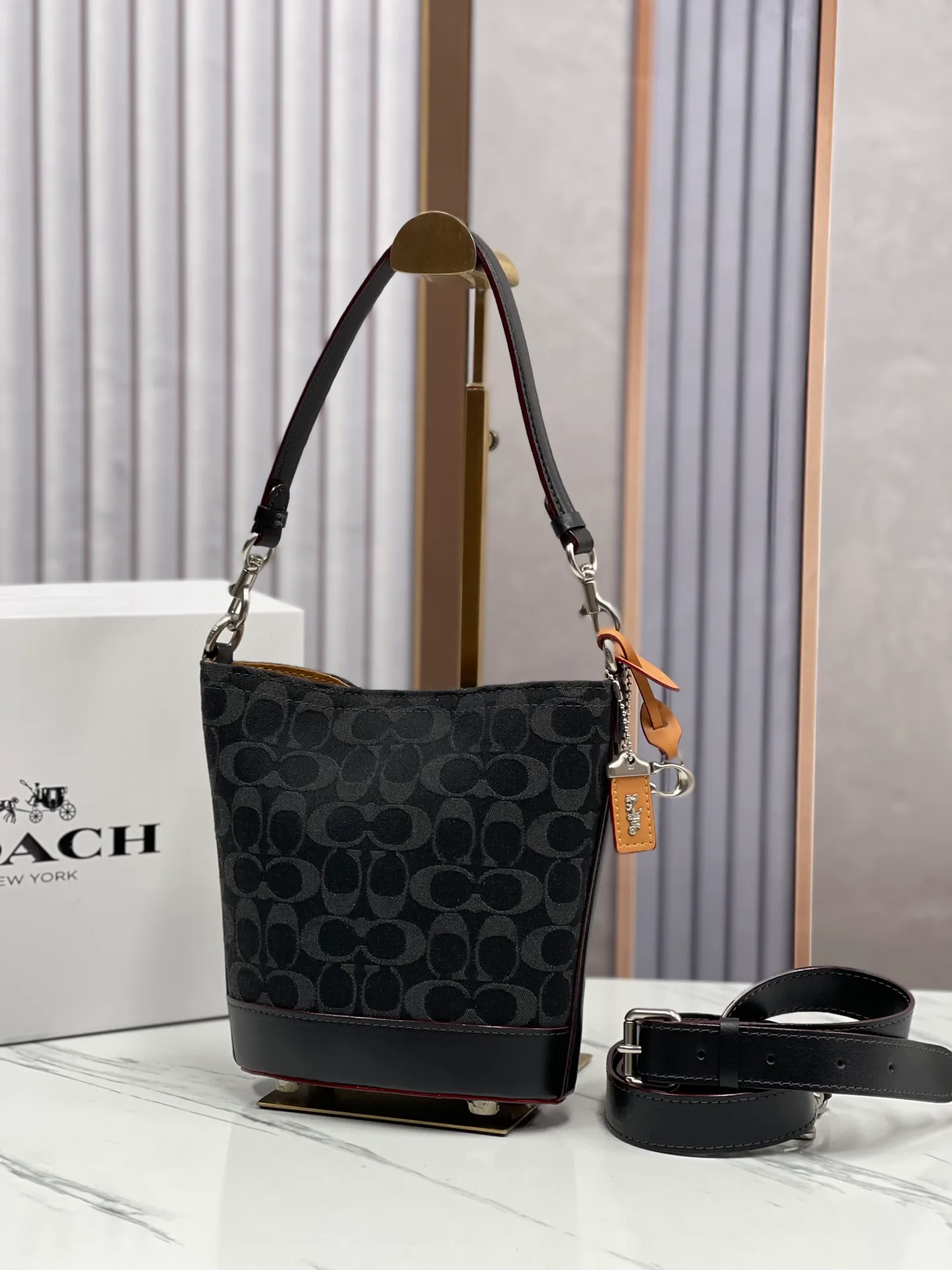 Batch 440💰coach/Coach new March new denim denim hobo bag CT132 Dakota Coach denim series is super rich. The bag is really suitable for summer. The washed and distressed fabric is a bit small. Retro black denim is super cool! Size: bottom length 15.5*height 19.5*bottom width 8 (opening: 21)