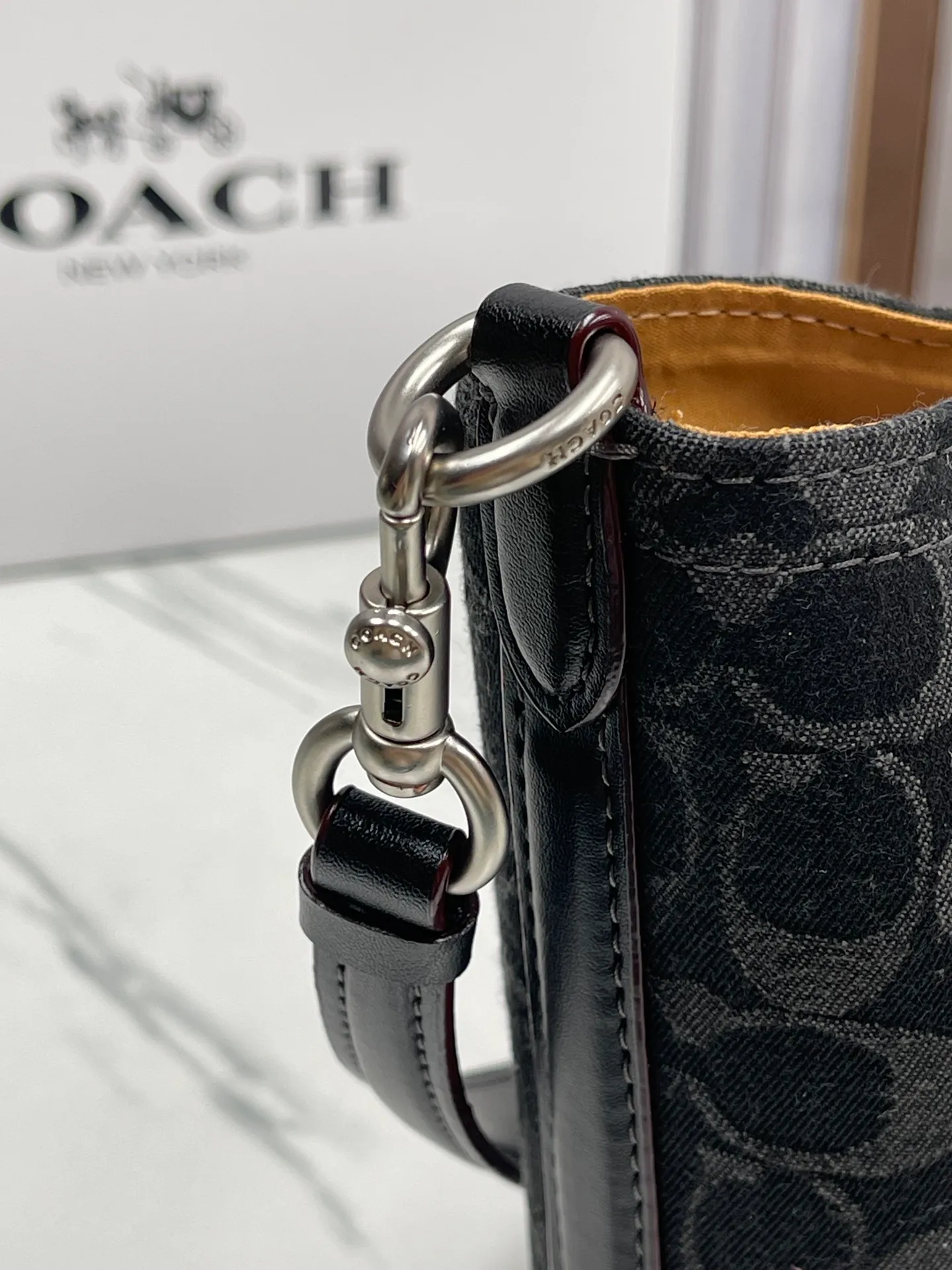 Batch 440💰coach/Coach new March new denim denim hobo bag CT132 Dakota Coach denim series is super rich. The bag is really suitable for summer. The washed and distressed fabric is a bit small. Retro black denim is super cool! Size: bottom length 15.5*height 19.5*bottom width 8 (opening: 21)