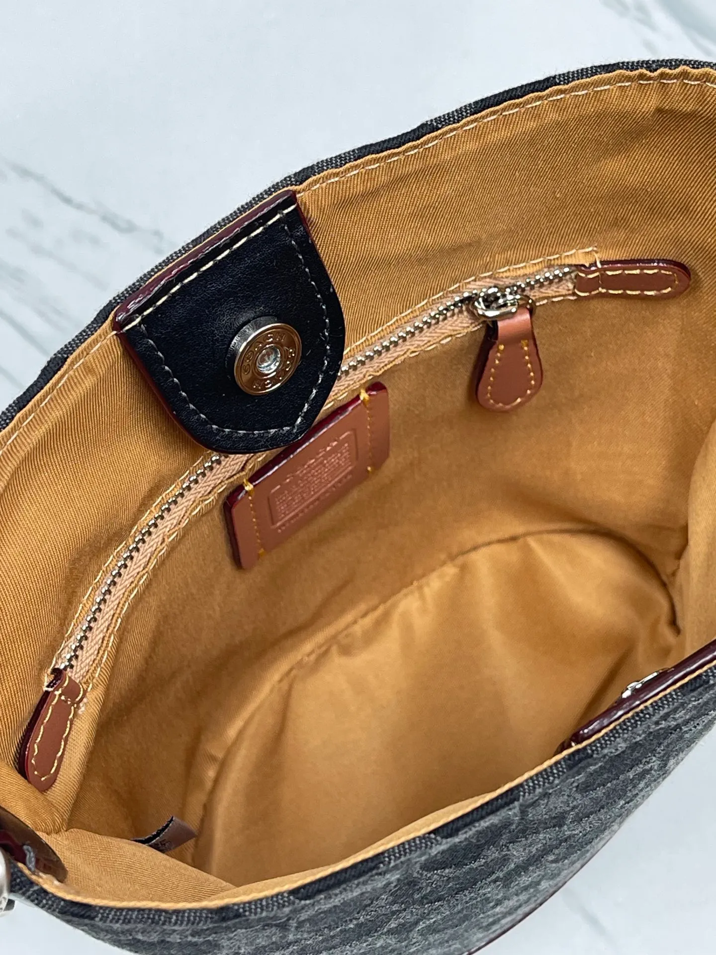 Batch 440💰coach/Coach new March new denim denim hobo bag CT132 Dakota Coach denim series is super rich. The bag is really suitable for summer. The washed and distressed fabric is a bit small. Retro black denim is super cool! Size: bottom length 15.5*height 19.5*bottom width 8 (opening: 21)
