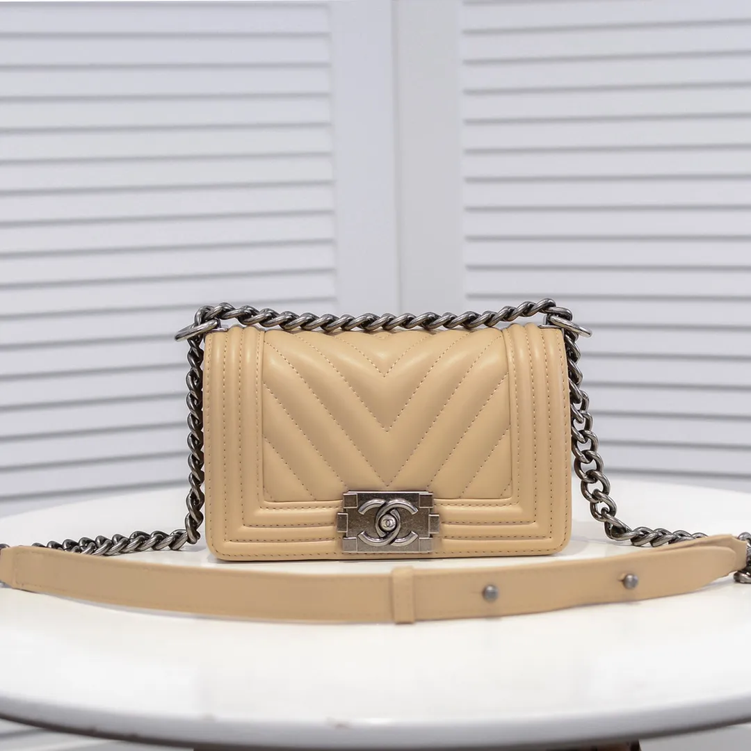 💰400￥ (Full sheepskin with original hardware) [Smile] Chanel Chanel 👑 Lambskin [Lightning] Thickened electroplated hardware accessories 🌈 The workmanship is comparable to the original order 💪 The bottom can be pinched and rebounded without trace, absolutely spot-on and real-life, fashionable and durable 💪💪 High-end quality, no pressure in and out of the drill cabinet 💏, size 20*12*7cm, style number 67085