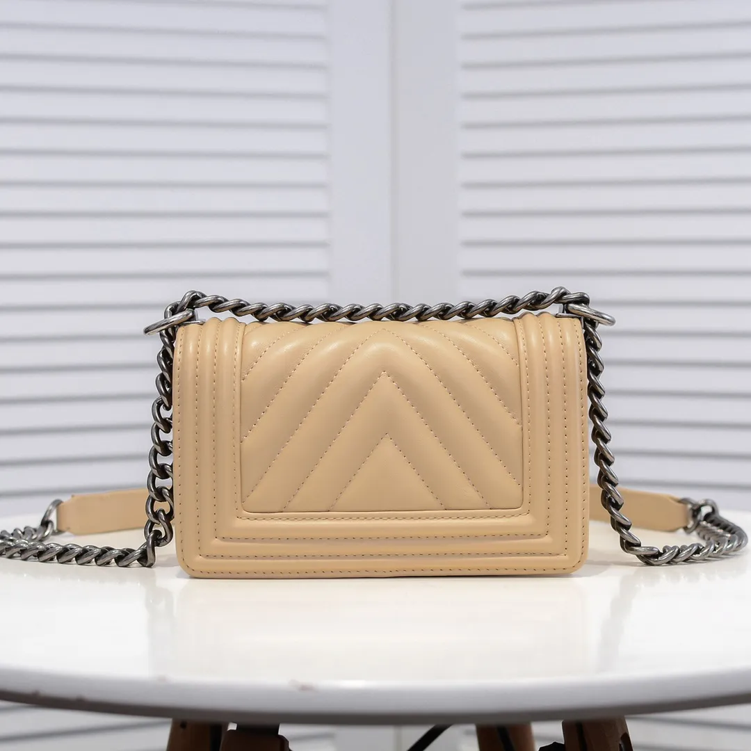💰400￥ (Full sheepskin with original hardware) [Smile] Chanel Chanel 👑 Lambskin [Lightning] Thickened electroplated hardware accessories 🌈 The workmanship is comparable to the original order 💪 The bottom can be pinched and rebounded without trace, absolutely spot-on and real-life, fashionable and durable 💪💪 High-end quality, no pressure in and out of the drill cabinet 💏, size 20*12*7cm, style number 67085