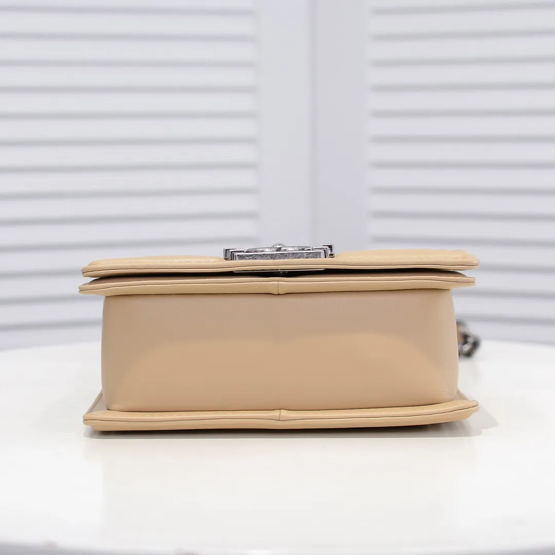 💰400￥ (Full sheepskin with original hardware) [Smile] Chanel Chanel 👑 Lambskin [Lightning] Thickened electroplated hardware accessories 🌈 The workmanship is comparable to the original order 💪 The bottom can be pinched and rebounded without trace, absolutely spot-on and real-life, fashionable and durable 💪💪 High-end quality, no pressure in and out of the drill cabinet 💏, size 20*12*7cm, style number 67085