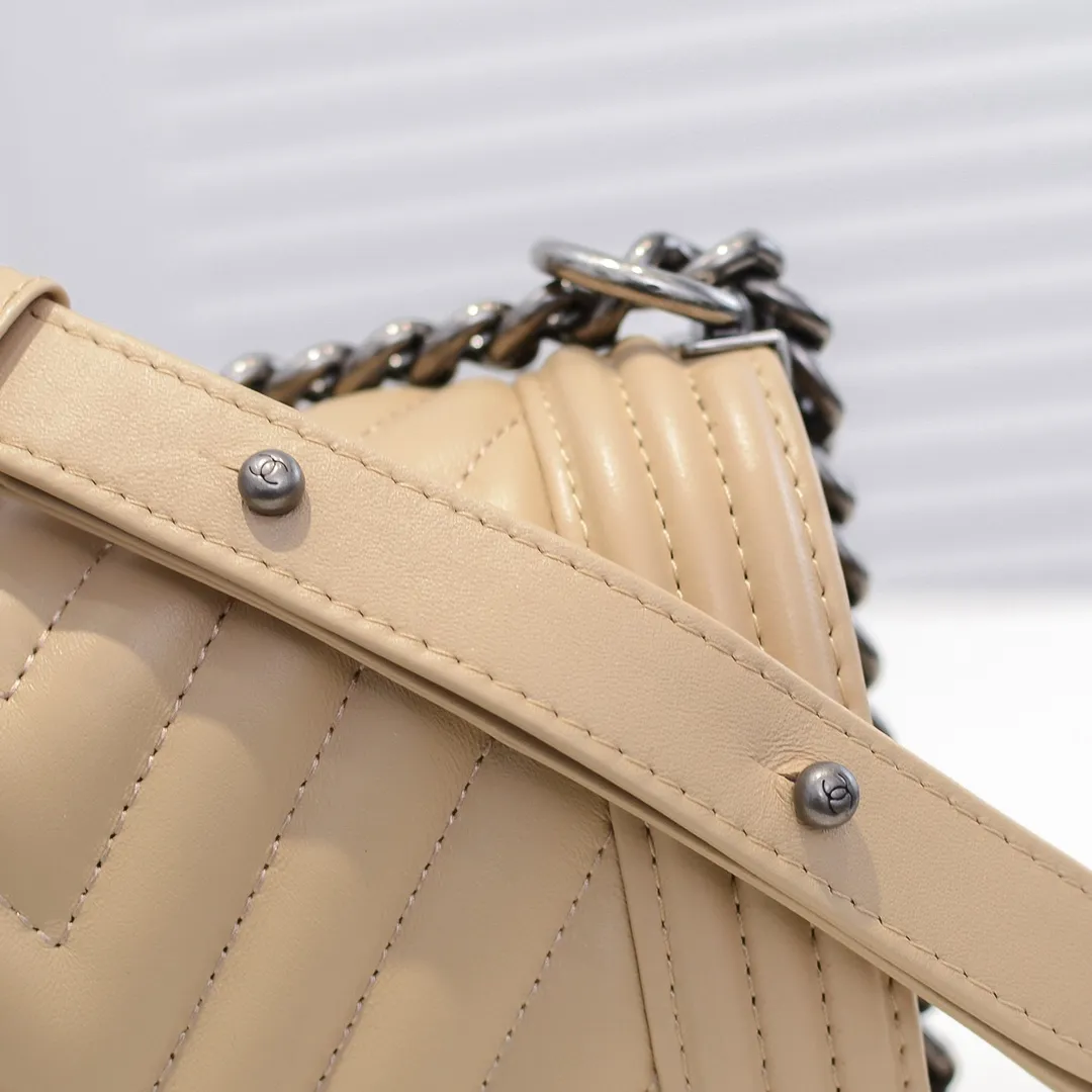 💰400￥ (Full sheepskin with original hardware) [Smile] Chanel Chanel 👑 Lambskin [Lightning] Thickened electroplated hardware accessories 🌈 The workmanship is comparable to the original order 💪 The bottom can be pinched and rebounded without trace, absolutely spot-on and real-life, fashionable and durable 💪💪 High-end quality, no pressure in and out of the drill cabinet 💏, size 20*12*7cm, style number 67085