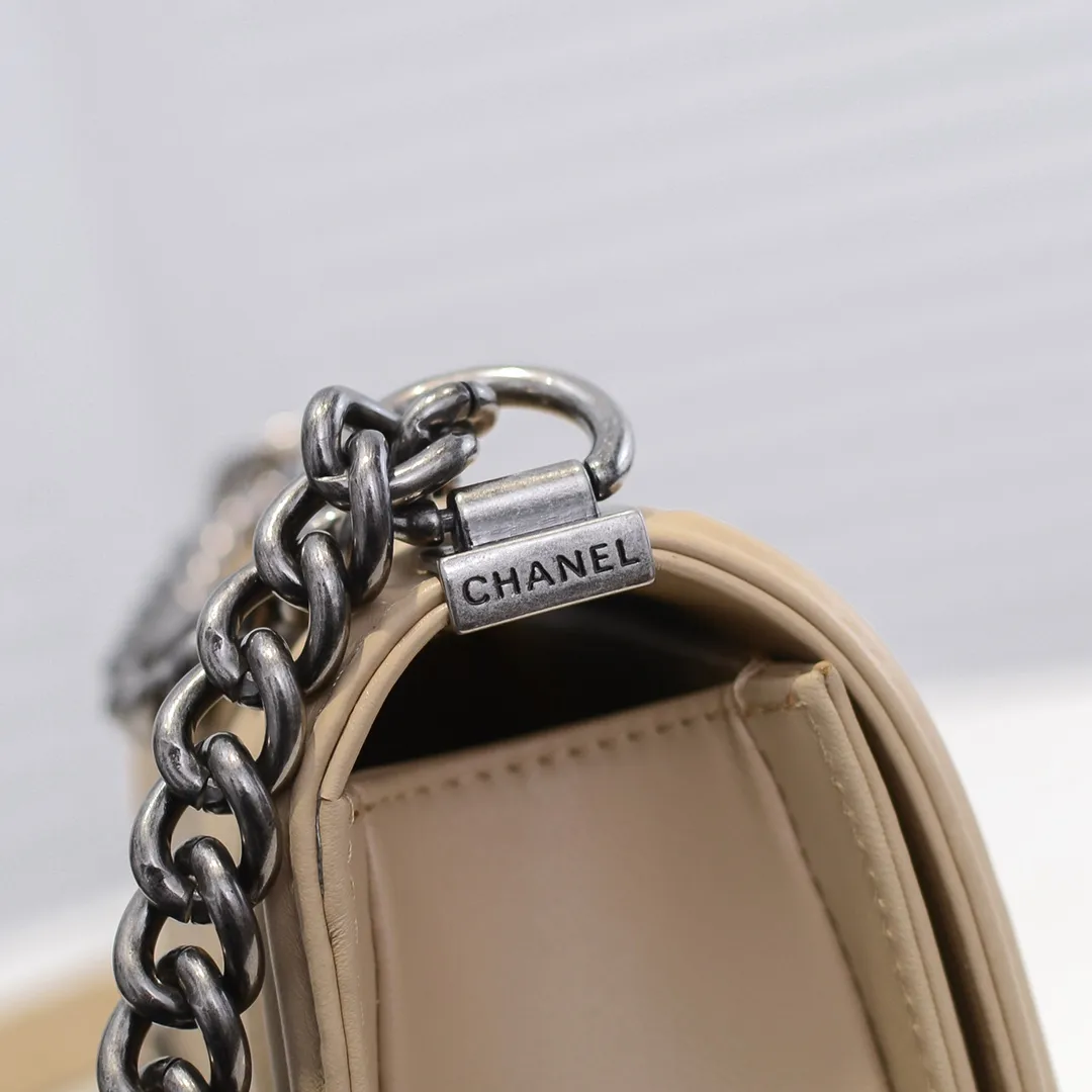💰400￥ (Full sheepskin with original hardware) [Smile] Chanel Chanel 👑 Lambskin [Lightning] Thickened electroplated hardware accessories 🌈 The workmanship is comparable to the original order 💪 The bottom can be pinched and rebounded without trace, absolutely spot-on and real-life, fashionable and durable 💪💪 High-end quality, no pressure in and out of the drill cabinet 💏, size 20*12*7cm, style number 67085