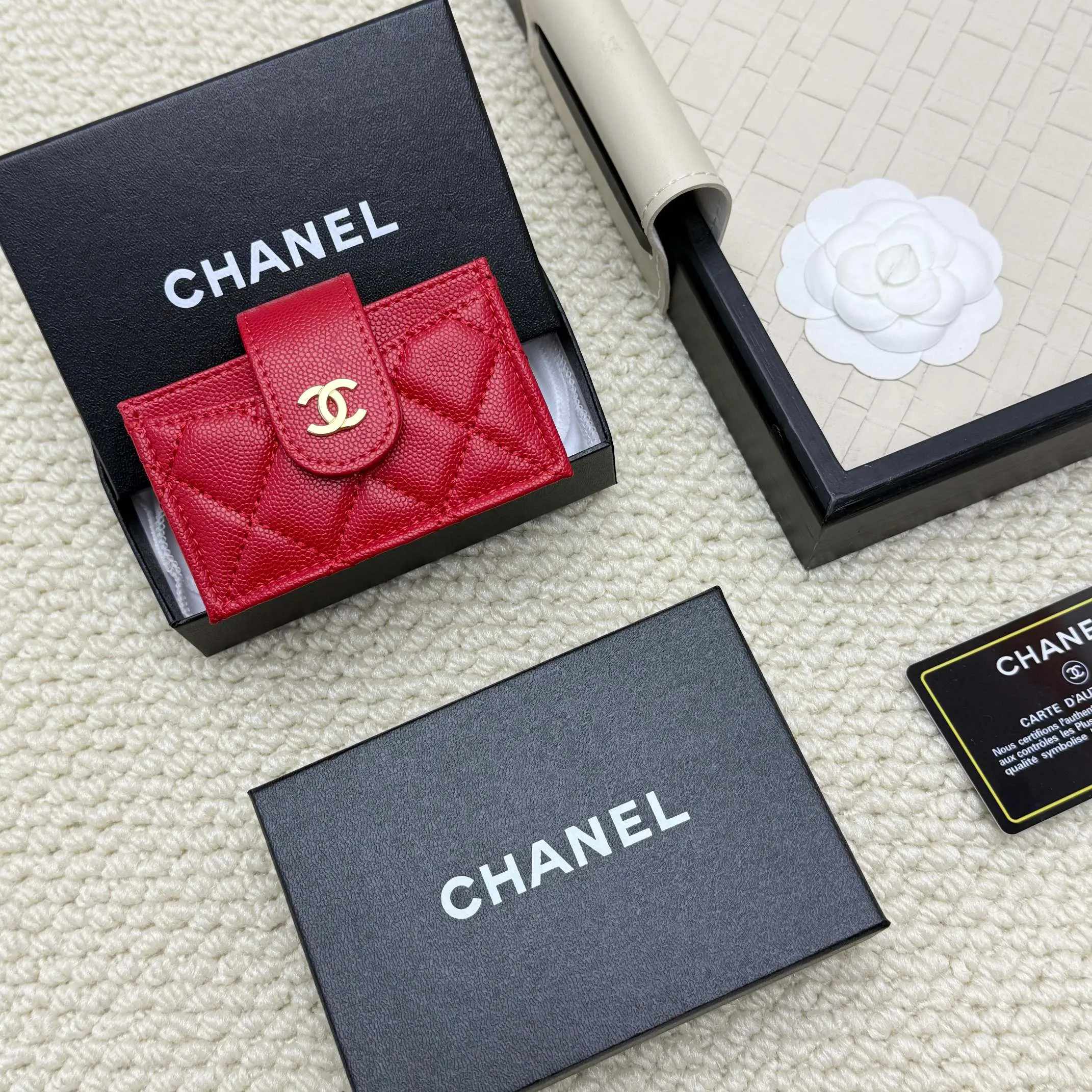 💰130 CHANEL Caviar Sheepskin Accord Card Holder, this card holder is different from ordinary card holders, with an accordion design [色色R], you can easily see each card without having to pull it out. The entire card holder has a total of six card slots, four of which can hold many cards😘😘😘 It is so beautiful, Xiangxiang is really good at designing this card holder, number AT600. Dimensions: Width 10*Height 6*Thickness 2