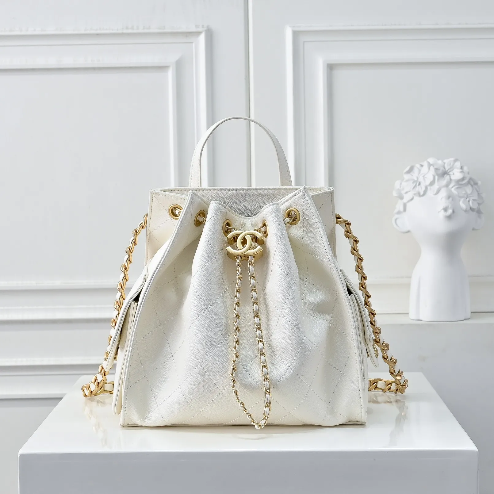 💰460￥Upgraded version of chanel 25c bag king ball pattern cowhide hobo shoulder hippie armpit bag small size retro gold coin button drawstring bucket bag + rhombus pattern + retro black gold classic chain design, full of high-end sense! A must-have for daily travel, with exquisite appearance and delicate texture, it can be easily worn in both casual and formal occasions. Size: 23-23-14 Style No.: 7017 Material: ball-grained cowhide
