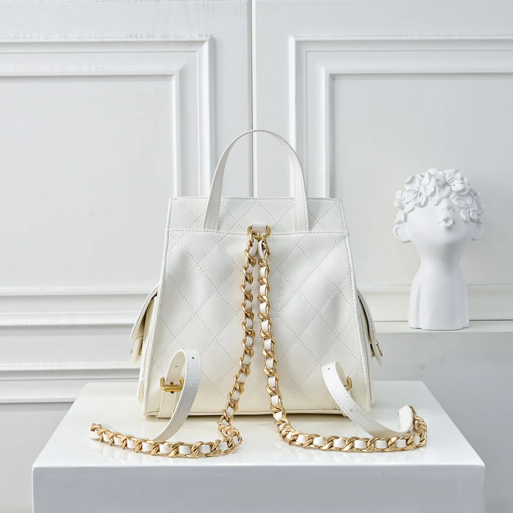 💰460￥Upgraded version of chanel 25c bag king ball pattern cowhide hobo shoulder hippie armpit bag small size retro gold coin button drawstring bucket bag + rhombus pattern + retro black gold classic chain design, full of high-end sense! A must-have for daily travel, with exquisite appearance and delicate texture, it can be easily worn in both casual and formal occasions. Size: 23-23-14 Style No.: 7017 Material: ball-grained cowhide