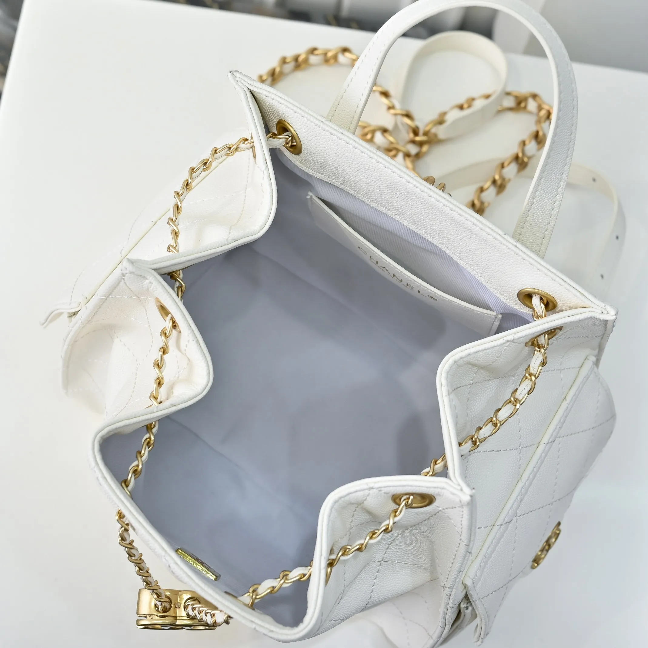 💰460￥Upgraded version of chanel 25c bag king ball pattern cowhide hobo shoulder hippie armpit bag small size retro gold coin button drawstring bucket bag + rhombus pattern + retro black gold classic chain design, full of high-end sense! A must-have for daily travel, with exquisite appearance and delicate texture, it can be easily worn in both casual and formal occasions. Size: 23-23-14 Style No.: 7017 Material: ball-grained cowhide