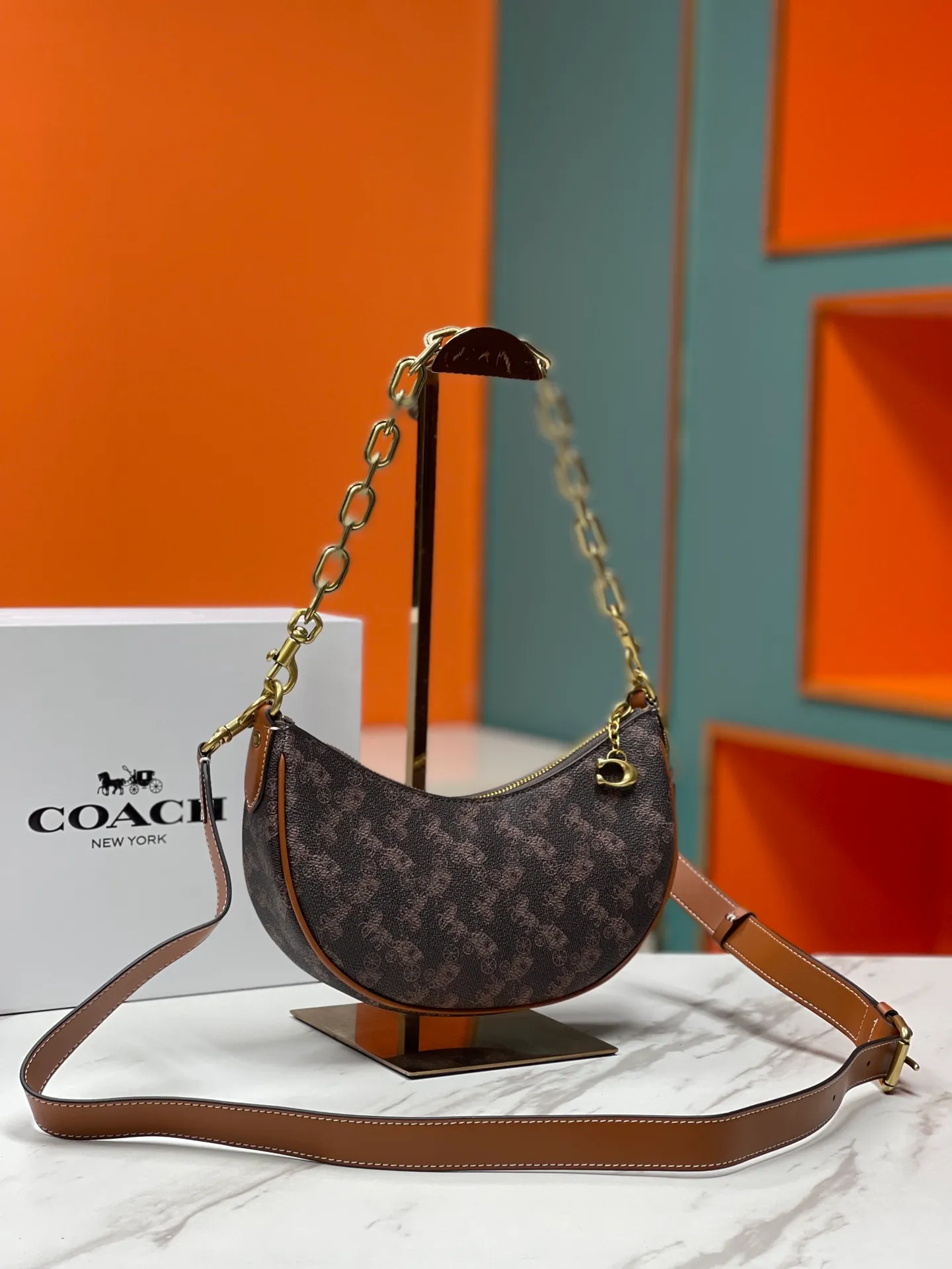 Batch 460💰Coach’s new crescent bag Mira Model CM564 Crescent bag is super popular this year! This bag type needs no further introduction. The shape of Coach’s bag is close to a semicircle, and the leather is soft. It is the most comfortable to carry on both sides. You can choose a brass chain with stitching technology, or you can choose a wide shoulder strap, which is labor-saving and stylish. Size 23.5X16X6.5
