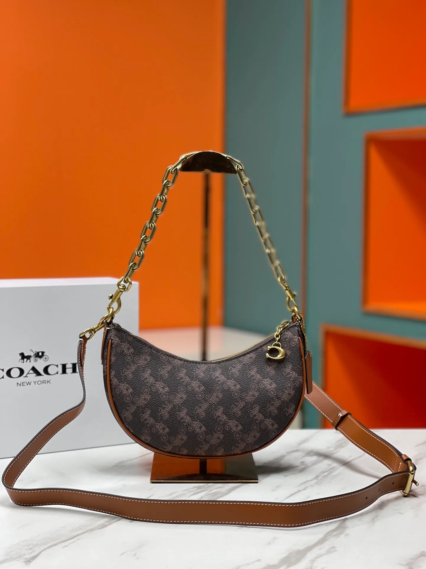 Batch 460💰Coach’s new crescent bag Mira Model CM564 Crescent bag is super popular this year! This bag type needs no further introduction. The shape of Coach’s bag is close to a semicircle, and the leather is soft. It is the most comfortable to carry on both sides. You can choose a brass chain with stitching technology, or you can choose a wide shoulder strap, which is labor-saving and stylish. Size 23.5X16X6.5